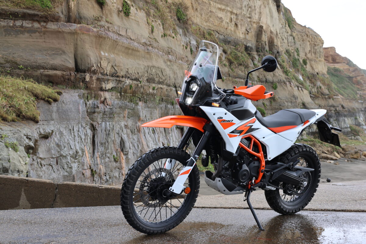 『アドベンチャーバイク』ブームはミドルクラスまで波及。写真は2025年モデルのKTMの390アドベンチャーR。