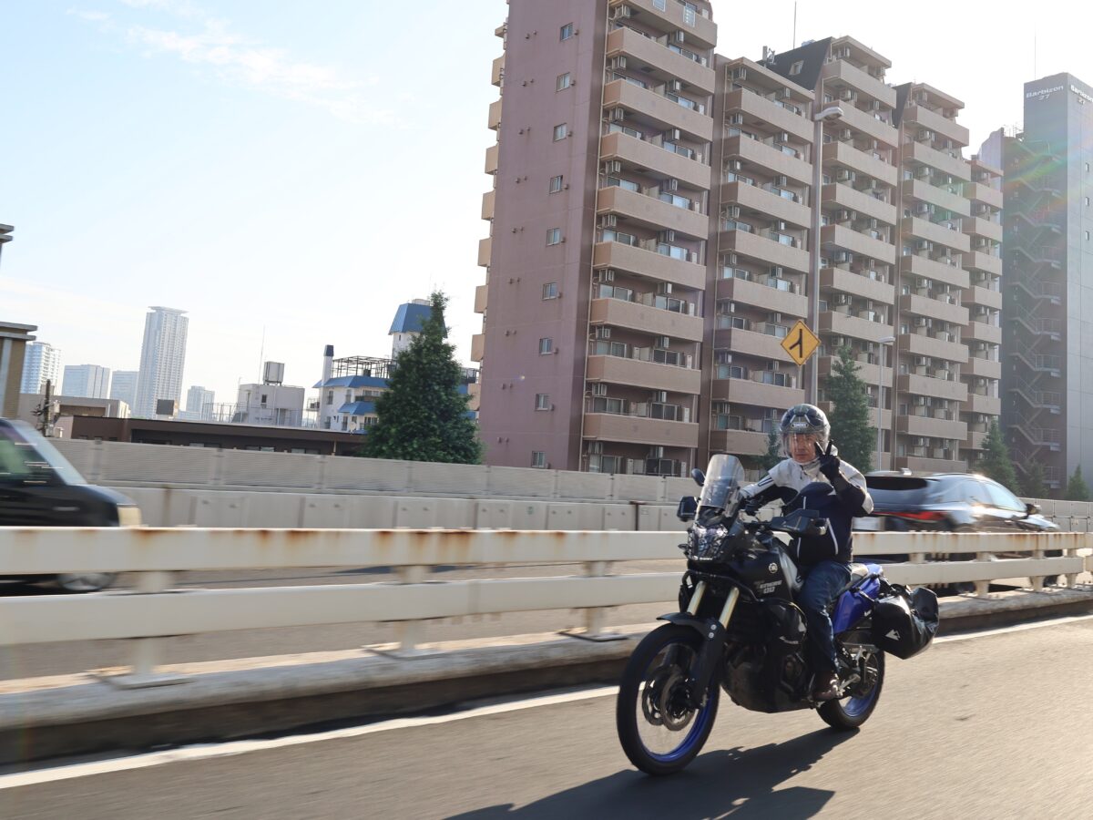 言葉を返せば、高速道路“も”得意で、快適な旅ができるオフロードバイクが『アドベンチャーバイク』になる。そのぶん足着き性は悪いが……。
