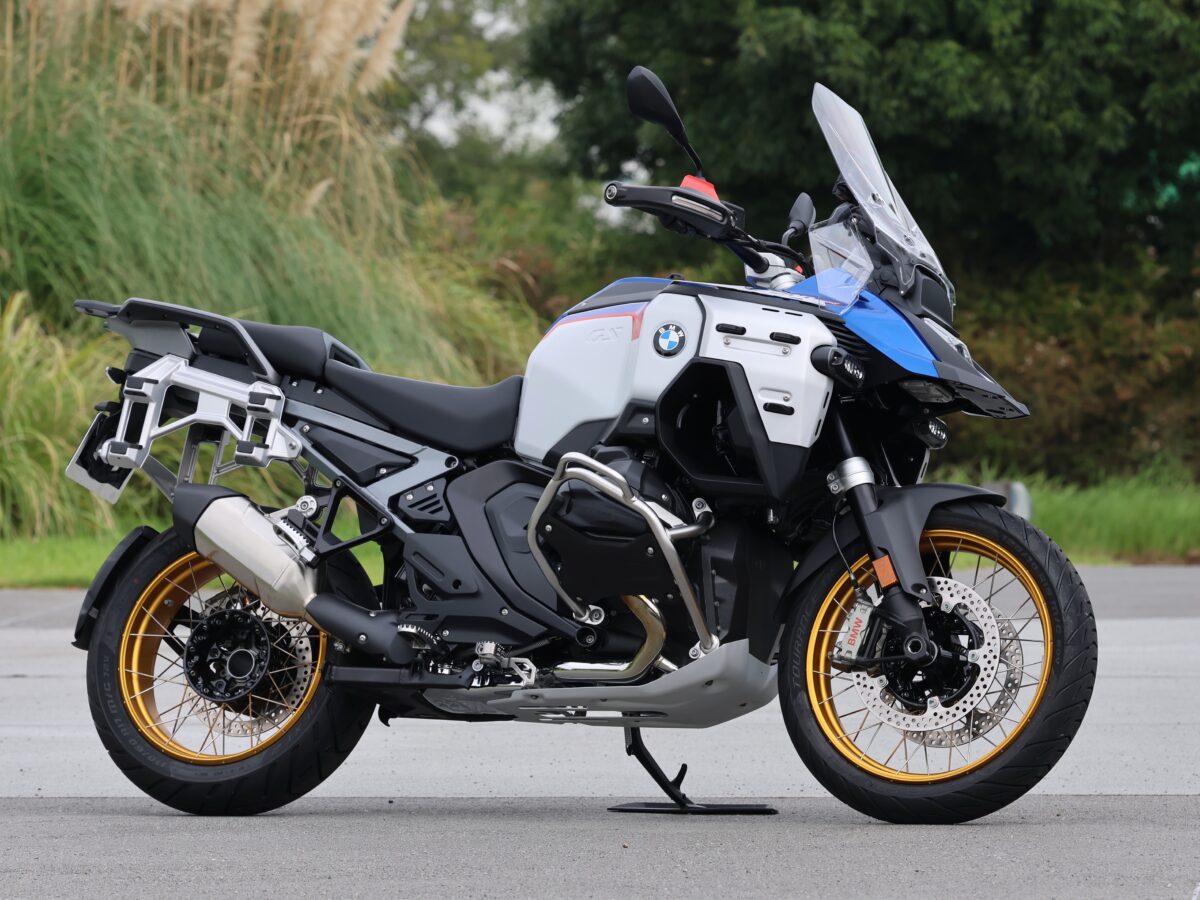 BMWのアドベンチャーモデルのフラッグシップモデルであるR1300GS アドベンチャー。2025モデルはオートマチック変速機構のASAモデルも登場。