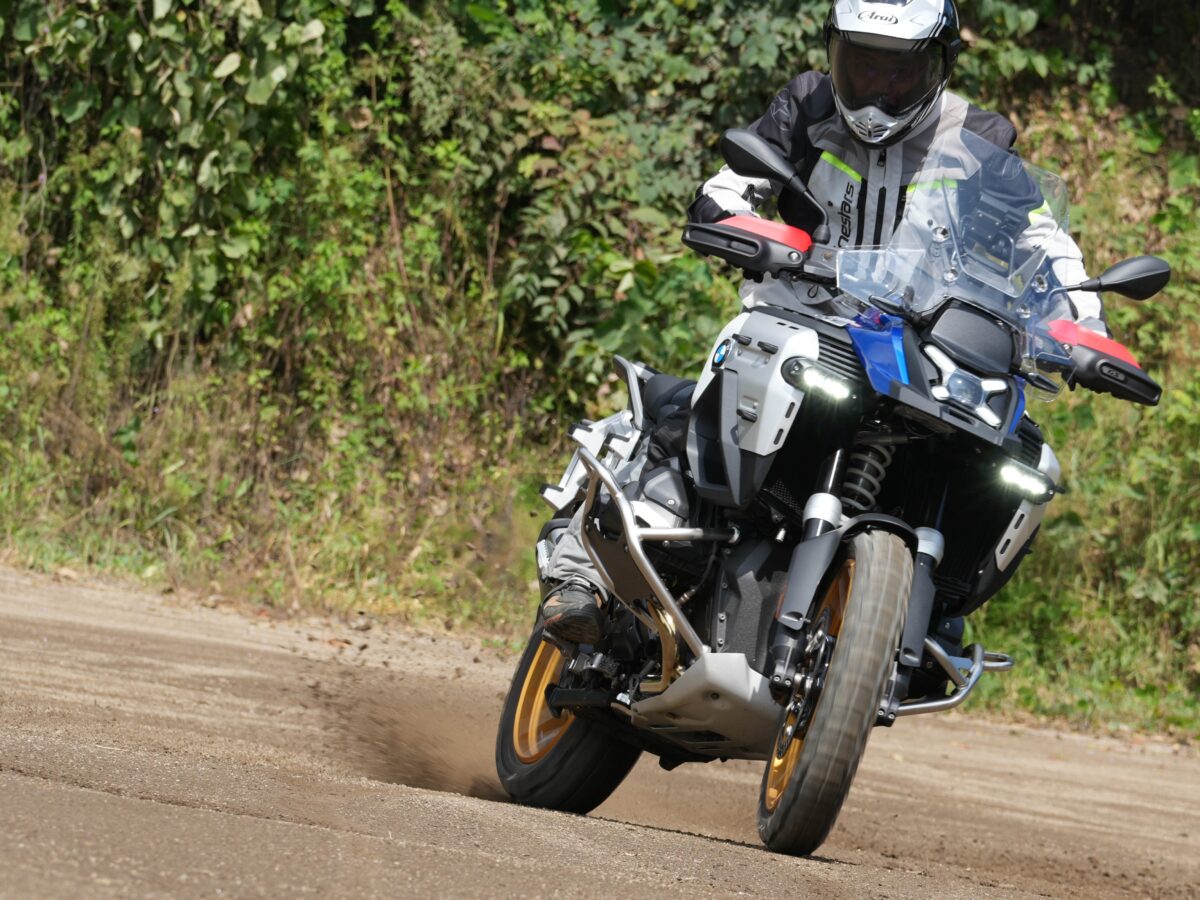19インチホイールのBMWのR1300GS アドベンチャーであってもここまで遊べる!! 写真は2025年モデルのR1300GS アドベンチャースポーツでテールスライドする谷田貝 洋暁。