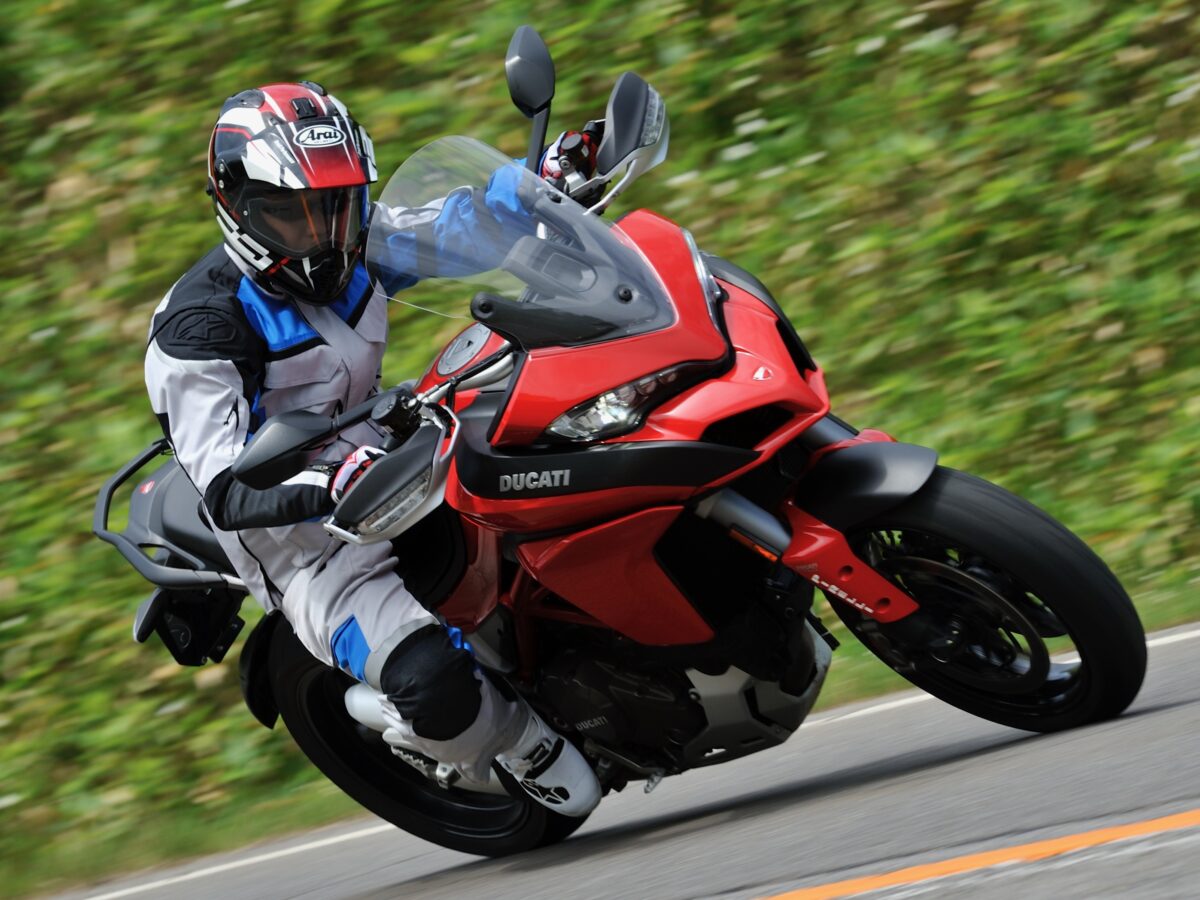 ロードスポーツ性能にこだわるドゥカティらしいコンセプトが色濃く現れたムルティストラーダシリーズ。写真は2015年モデルのムルティストラーダ1200Sでワインディングを走る谷田貝 洋暁。この頃のムルティストラーダは17インチホイールが定番だった。