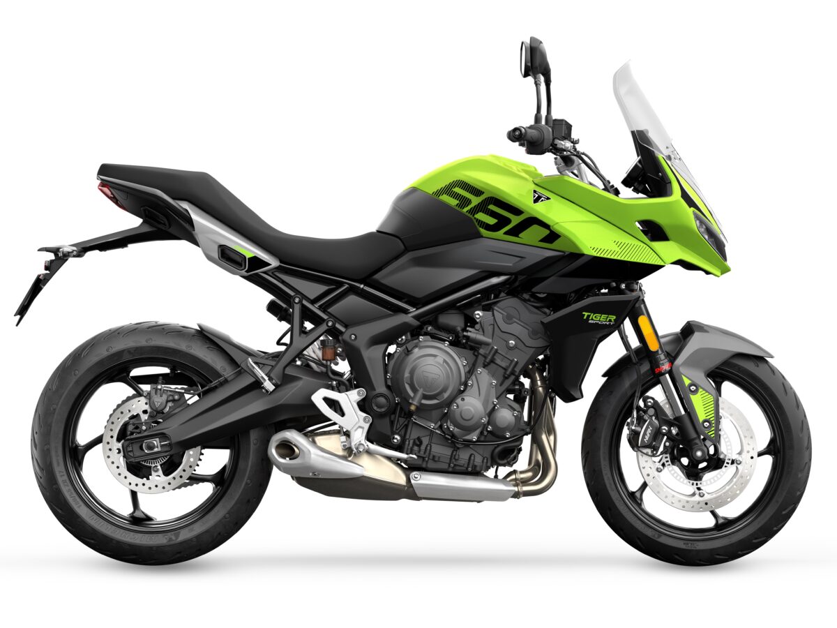 フロント17インチホイール系『アドベンチャーバイク』は、ロードスポーツ性を高めるためワイヤスポークホイールではなく、キャストホイールが採用されることが多い。写真はトライアンフの2025年モデルのタイガースポーツ660。