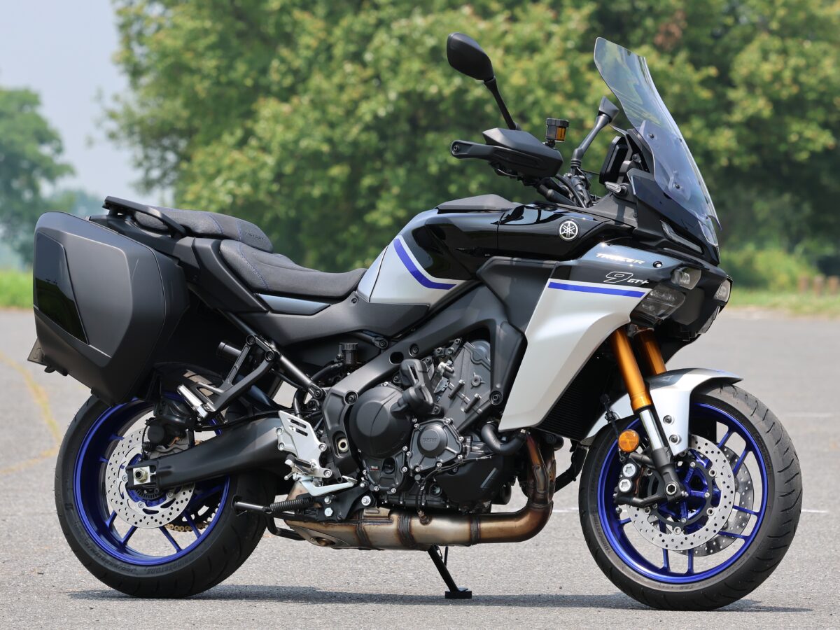 サスペンションストロークは短めで最低地上高も少なめではあるのだが、写真のトレーサー9 GT+Y-AMTなどは、「スポーツツアラー」系と17インチホイール系の『アドベンチャーバイク』の境界が近年曖昧になりつつある。