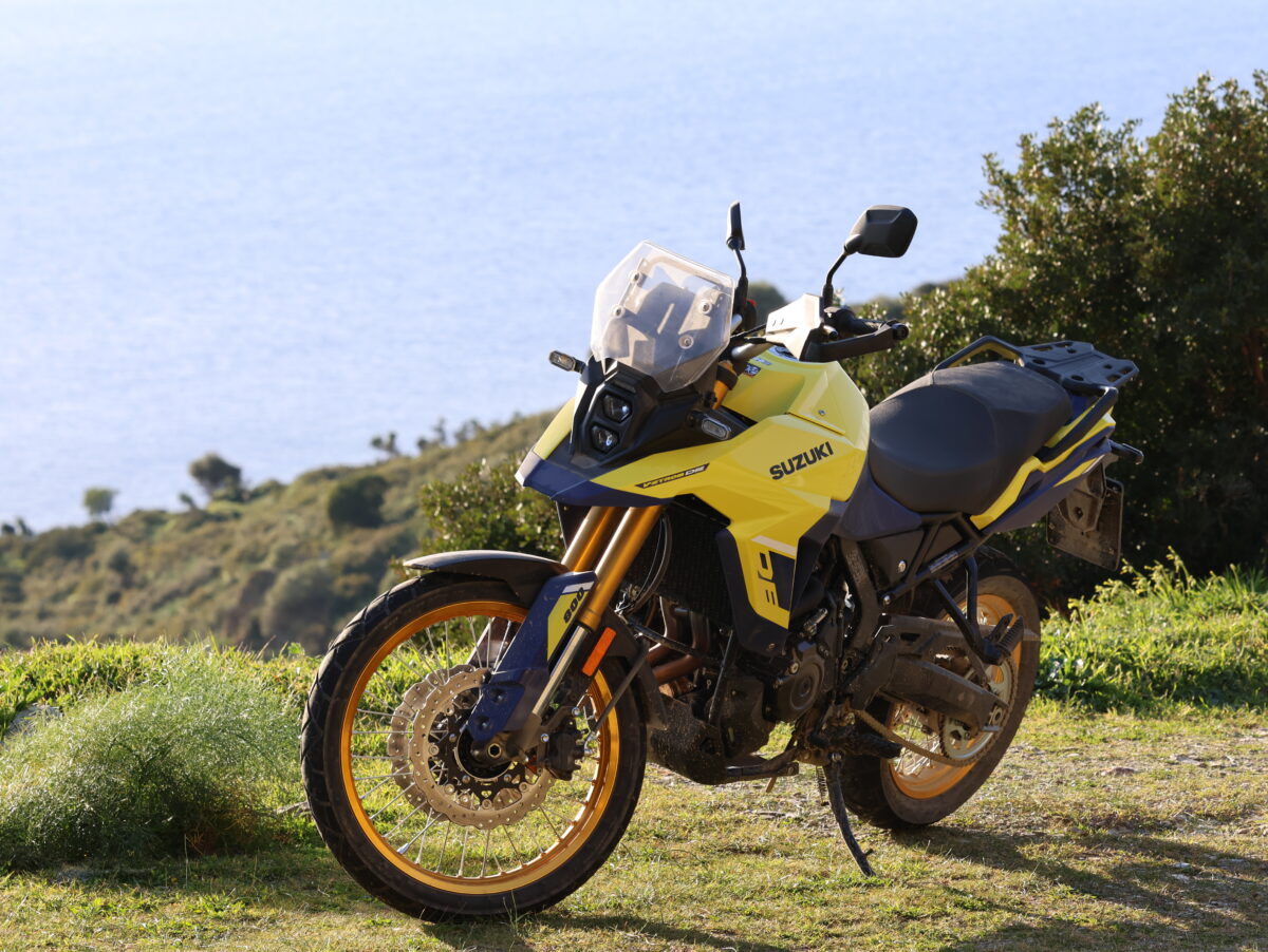 積極的に未舗装路を走って楽しめるような『アドベンチャーバイク』のフロントタイヤのホイールは、オフロードバイクと同じ21インチサイズが採用される。写真はスズキのVストローム800DEで筆者である谷田貝 洋暁はイタリアで行われた海外試乗会に参加してきた。