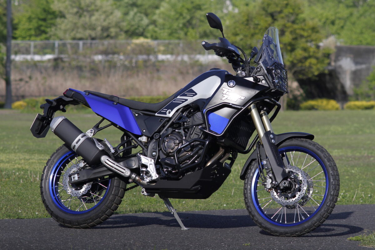 この“オフロード性能強化型”の草分けとなったのが、ホンダのアフリカツインシリーズやヤマハのテネレ700。写真はテネレ700で、21インチホイール系の『アドベンチャーバイク』には、近年のラリーレーサー風の腰高なスタイリングが反映されることが多い。