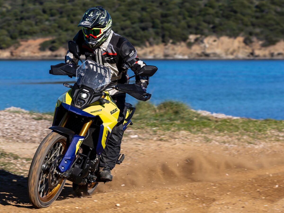 フロント21インチホイールの『アドベンチャーバイク』なら、オフロード走行が積極的に楽しめる。写真はスズキのVストローム800DEでスライドコントロールする谷田貝 洋暁。