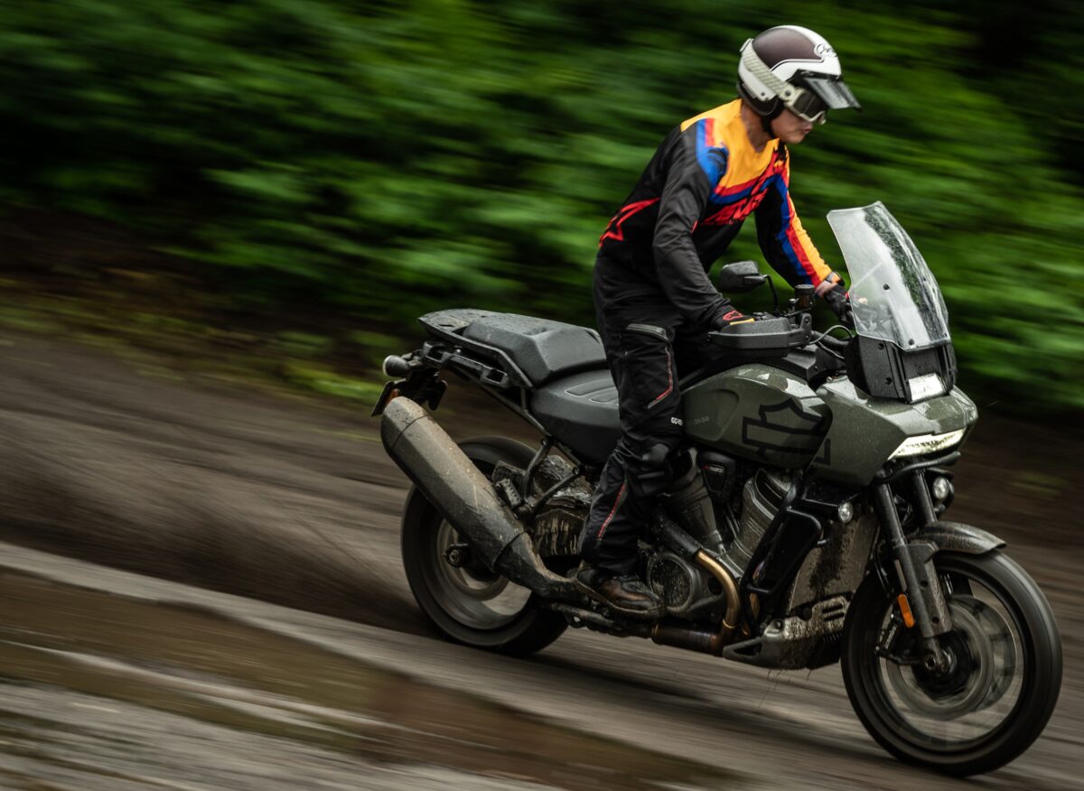 ハーレーダビッドソンのパンアメリカ1250スペシャルには、電子制御サスペンションによる車高調整機能が搭載され、停車寸前に車高が下がって足着き性が良くなる。しかし、ハーレーダビッドソンまで『アドベンチャーバイク』を出す世の中になるとは……。写真はパンアメリカ1250スペシャルを走らせる谷田貝 洋暁。