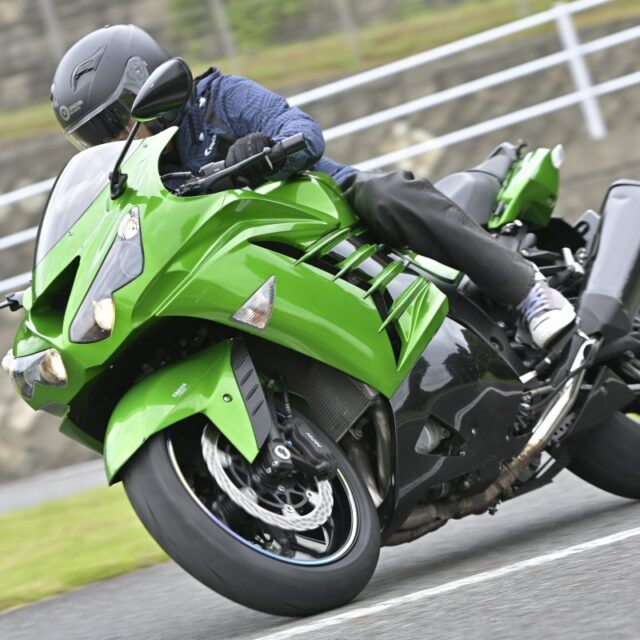 【ZZR1400（Ninja ZX-14R欧州仕様）解説＆試乗インプレ】上品＆上質で速い新幹線！　意外や素直な操縦性はまさにZZ-R1100の系譜だ