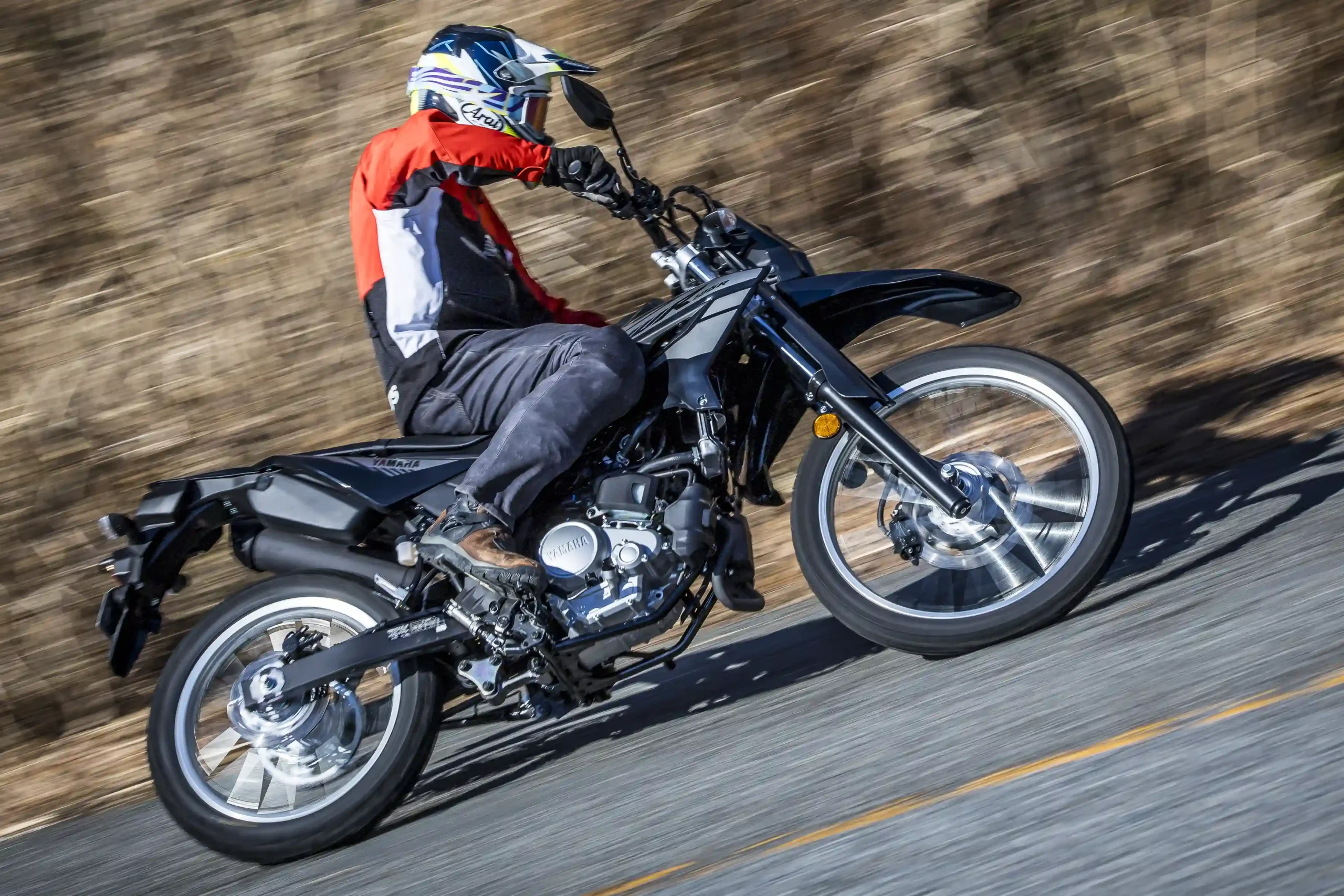 VVAの効用で8000rpmあたりからググッとトルクが増して加速する「WR125R」。トップスピードは6速よりも5速の方が伸びる印象だ。写真は「WR125R」で舗装路を走るフリーランスライターの谷田貝　洋暁。