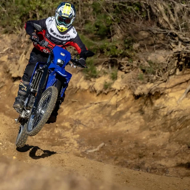 しっかり作り込まれた車体が与えられている「WR125R」。少々ジャンプしたところで底突きするようなこともなかった。写真は「WR125R」でオフロードコースを走るフリーライターの谷田貝　洋暁。