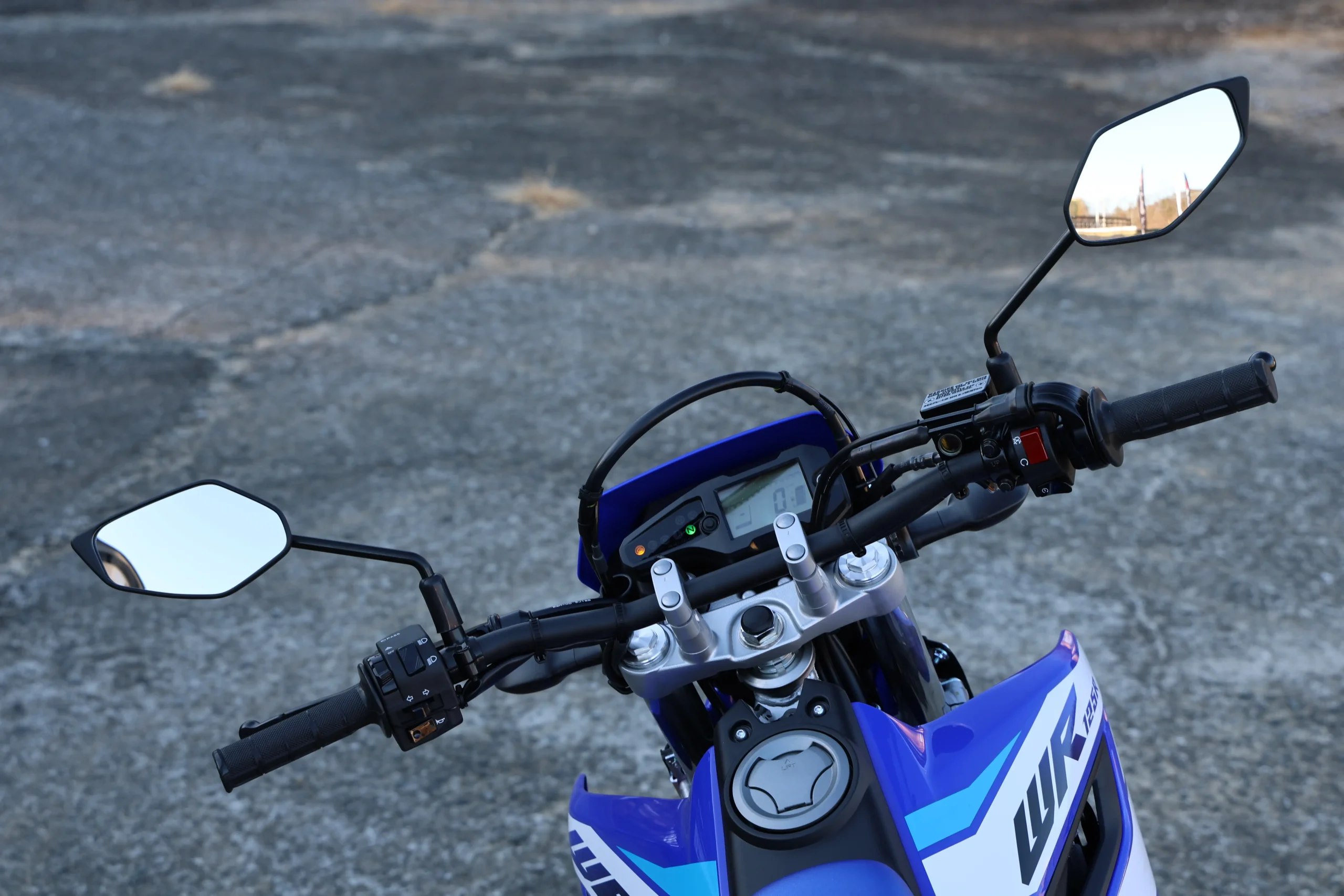 スチール製ハンドルの幅は840mm。ハンドル切れ角は片側43°を確保ししており、コンパクトに感じる車体と合わせて林道など、狭い場所でのUターンもしやすい。