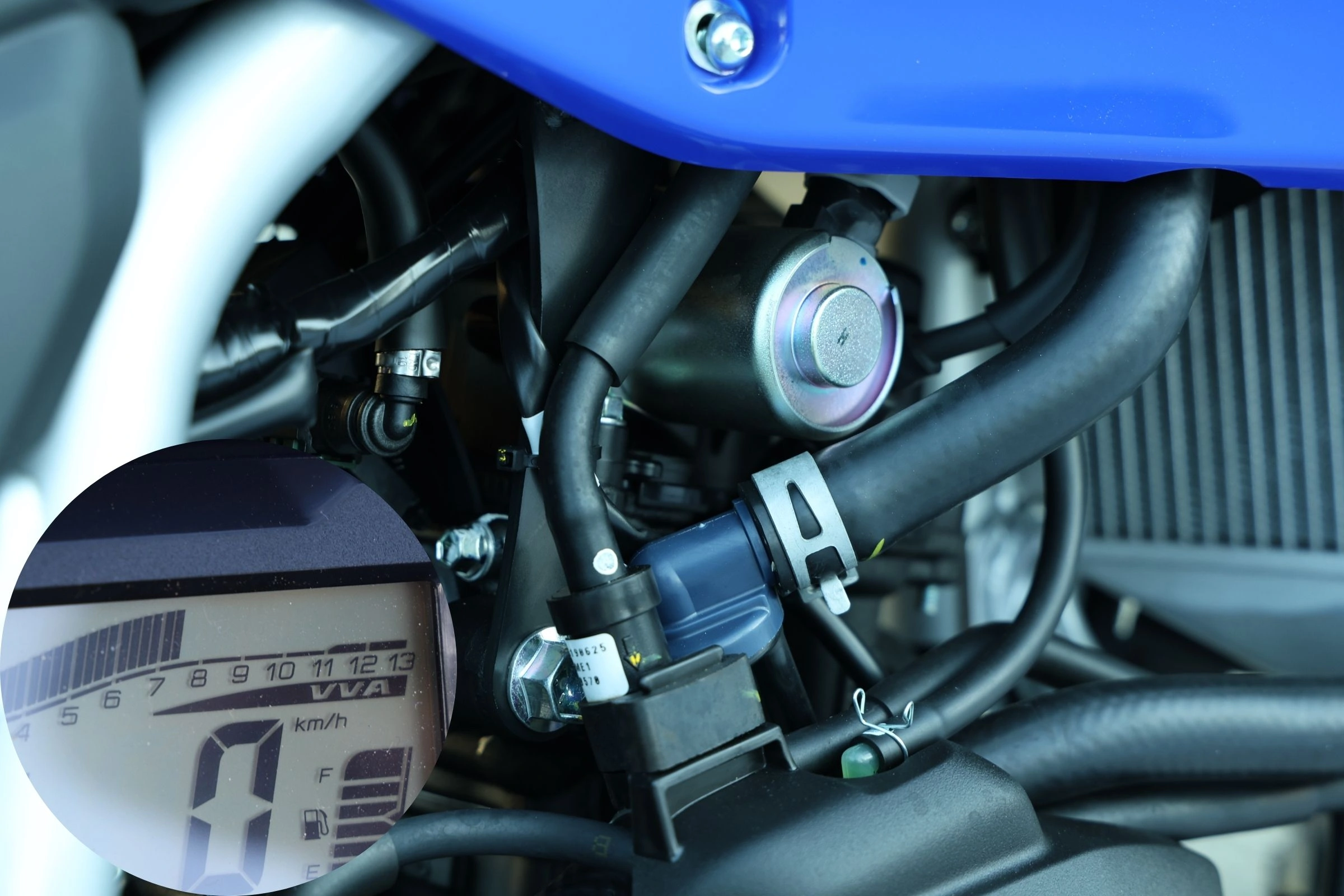 吸気カムプロフィールを7000～7400rpmを境に低速向けと高速向けで切り替える可変バルブタイミング機構・バリアブル・バルブ・アクチュエーション（VVA）を搭載。シリンダーヘッド右側にある円筒状のパーツがカムを切り替えており、作動時には“カチッ”と音がする。