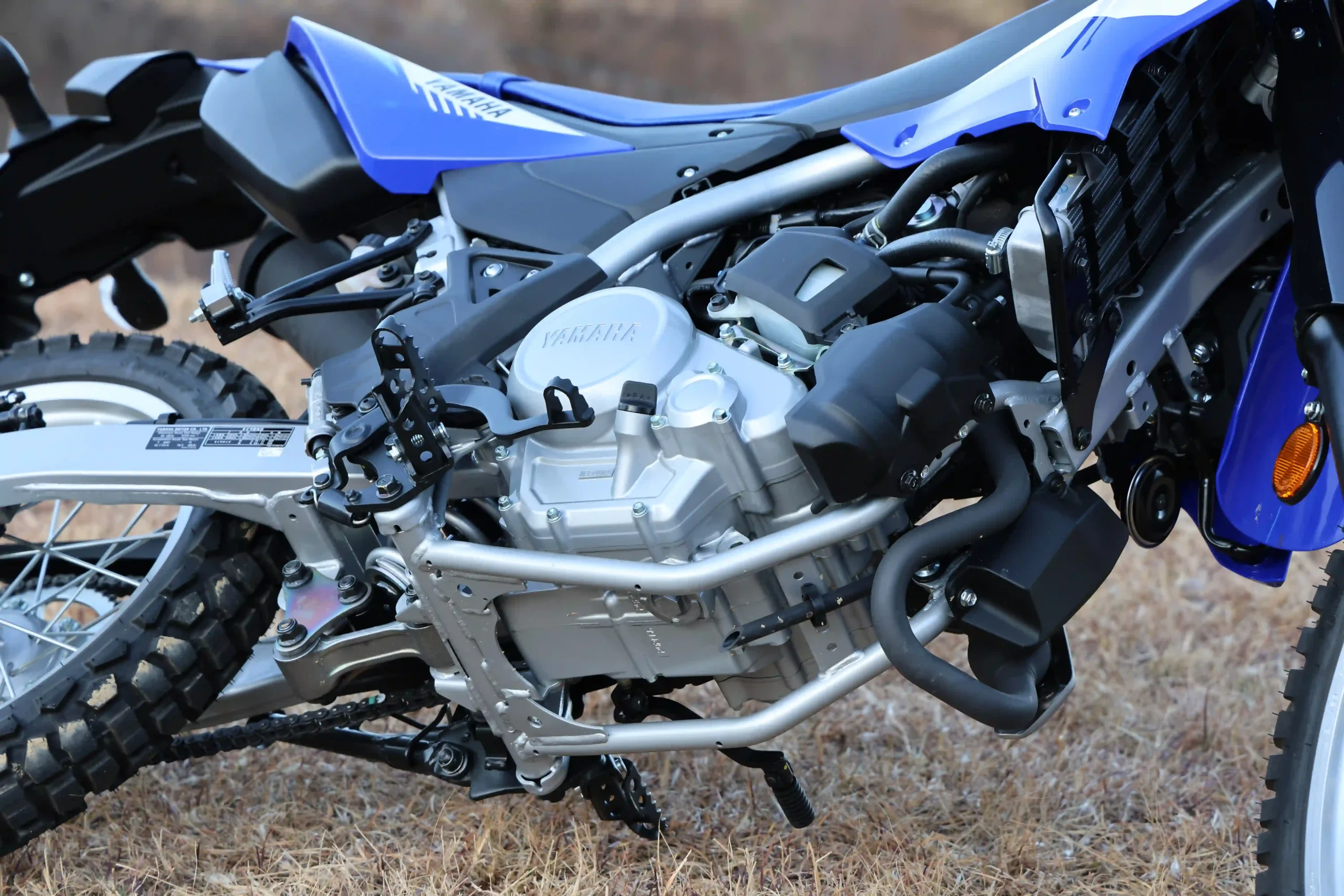 オフロード系バイクの定番であるセミダブルクレードルフレームを採用。横方向の動きがしなやかで、車体がコンパクトに感じる。