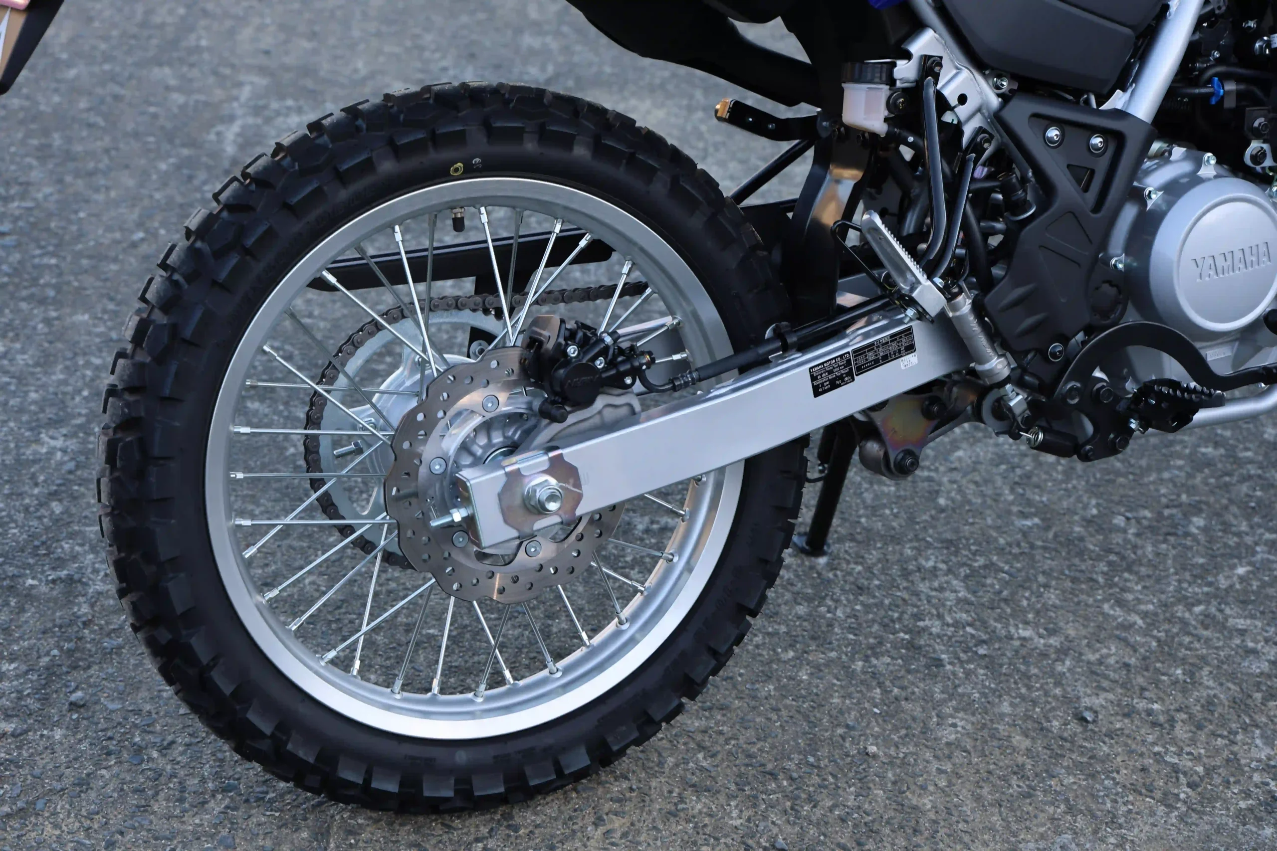 スイングアームはスチール製。ホイールは軽量なアルミ製とし、純正タイヤはダンロップのD605。ビードストッパー用のホールはなし。