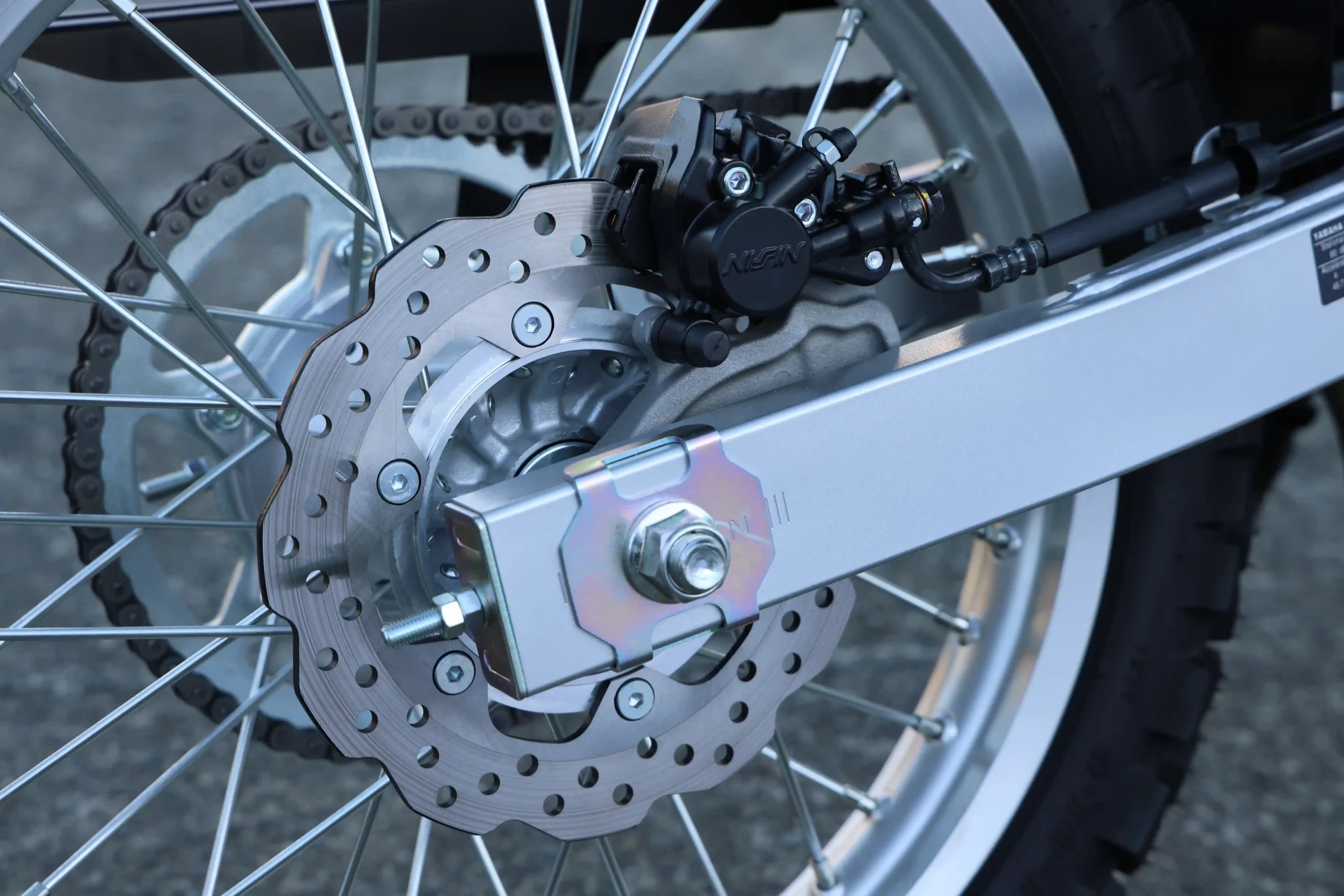 ブレーキは、前後いずれもディスクで、ローター径はフロントが267mmで、リヤが220mm。ＡＢＳはフロントのみの制御を行うため、リヤブレーキはロックが可能でブレーキターンができる。