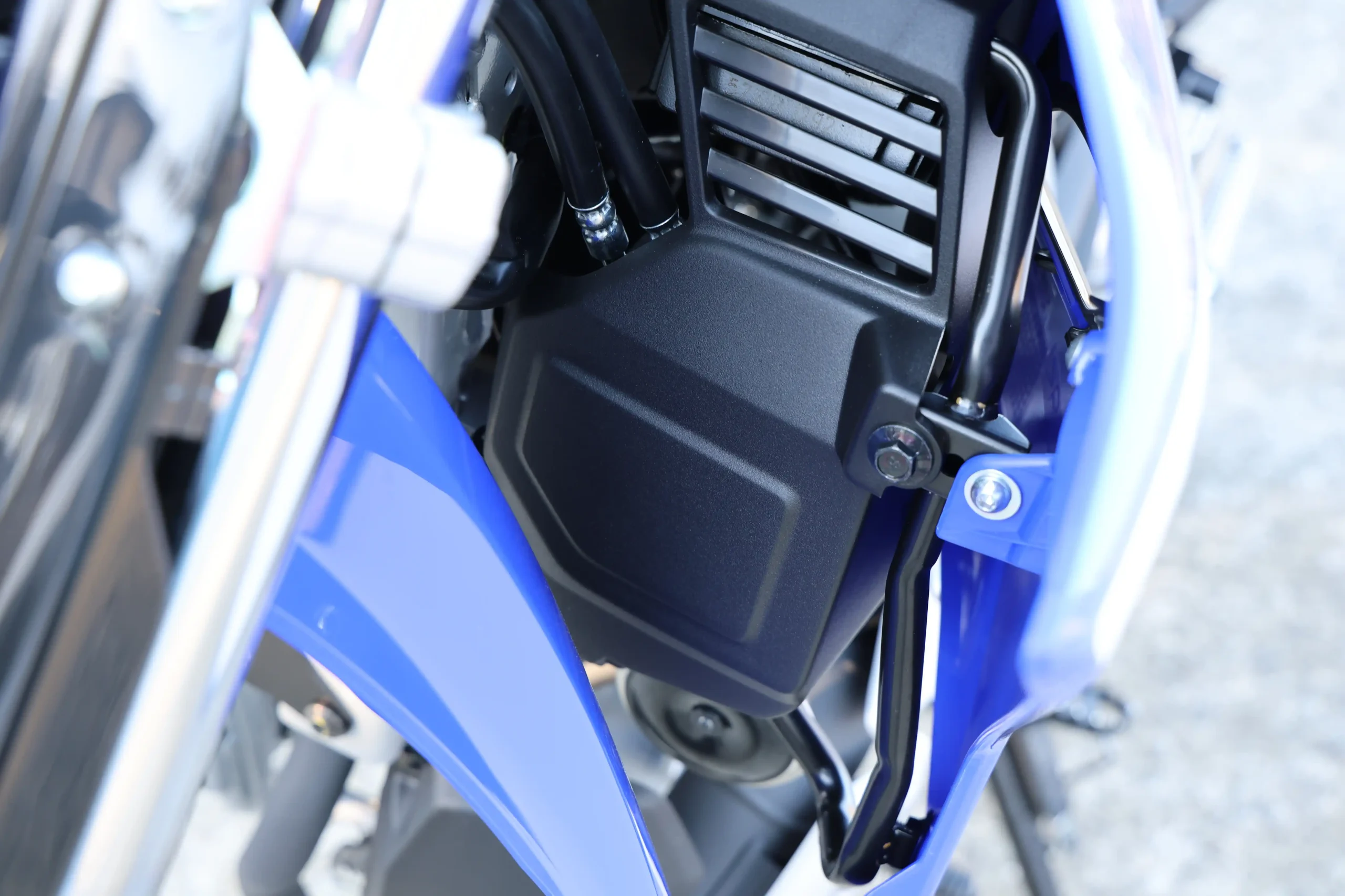 前作ではバッテリーが収まっていたシュラウド左内側にABSのユニットが収まる。バッテリーは車体右側のサイドカバー内側へ。