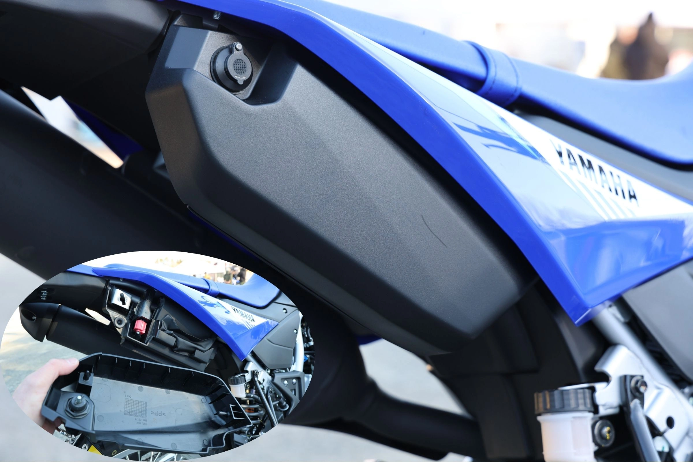 車体右側後方には、車載工具＆書類入れ。キーによる施錠が可能だが、それ以上の荷物は入らない印象。