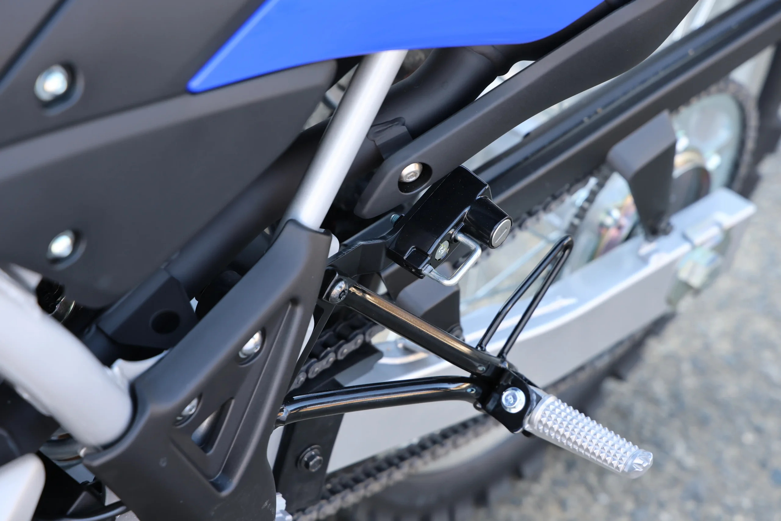 国内仕様は車体左側のタンデムステップにヘルメットホルダーを装着。タンデムステップは必要なければ取り外せるが、盗難防止のために左側のタンデムステップステーのボルトだけ、“いじり止め付きのトルクス”になっている。