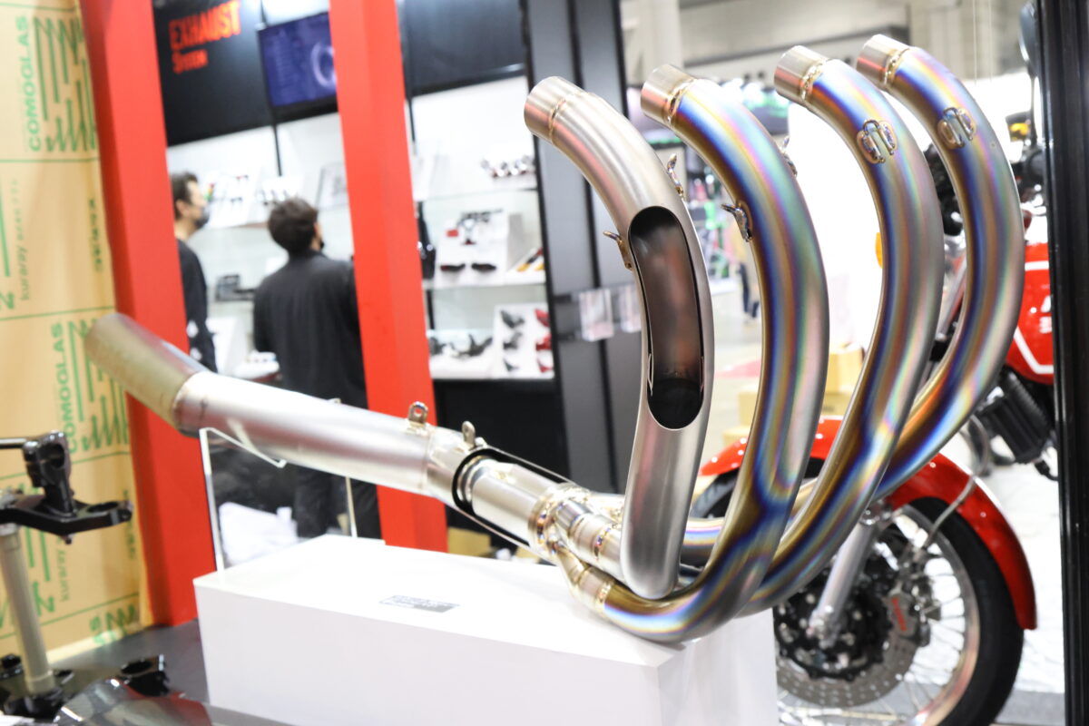 ヨシムラのZ用集合管、“フルエキゾースト 手曲げストレートチタンサイクロン 4-2-1”。名前どおり、4-2-1集合の『手曲げ』エキゾーストパイプが特徴のチタンマフラーだ。ちなみにお値段60万2800円！　（写真はカットモデル）