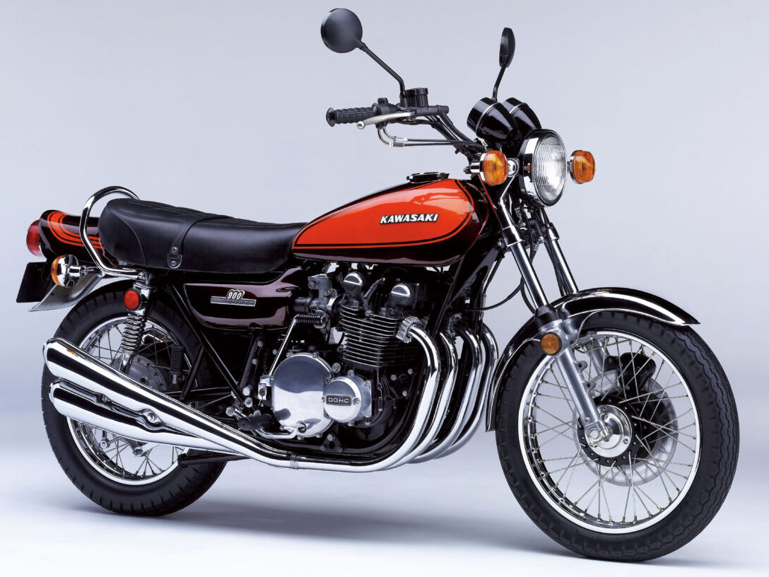 1972年登場のKawasaki・Z1(900SuperFour)。この頃はまだ『集合管』という発想はなく、単気筒はもちろん、2気筒エンジンも4気筒エンジンもそれぞれが別のマフラーで排気していた。