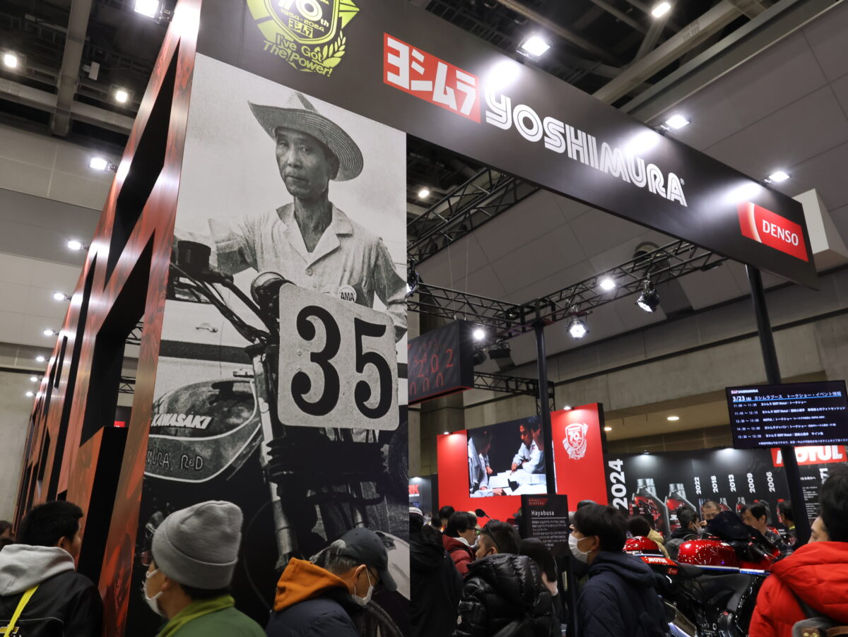 2024年の東京モーターサイクルショーのヨシムラブース。壁面にはAMA時代のポップ吉村氏の写真が掲げられた。