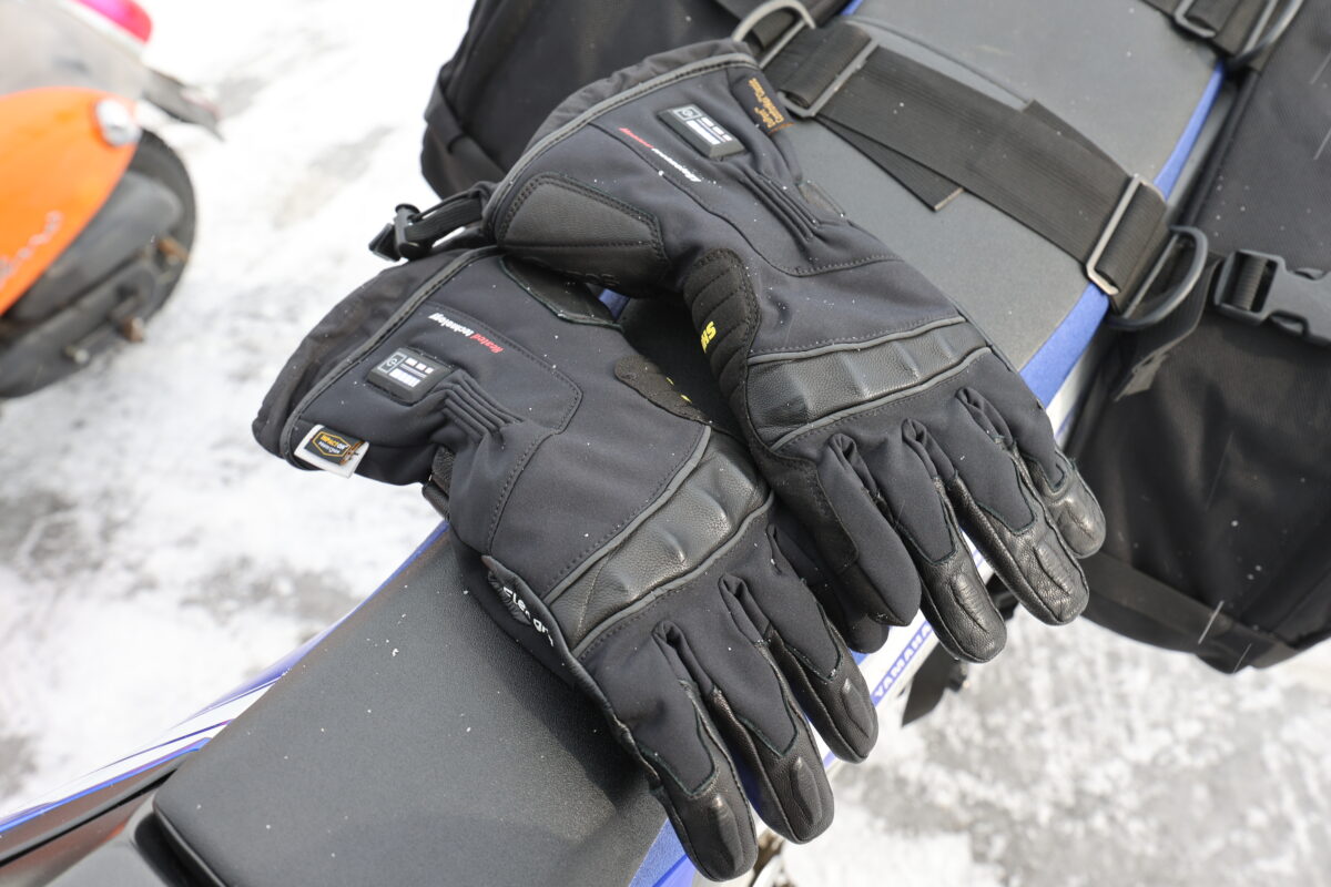 ちなみにレッドバロンのオリジナル用品ブランド・ROMのバイク用電熱グローブ『ゼロスグラブ ヒート２』の甲側中綿素材にも『人工羽毛』のシンサレートが採用されているぞ！