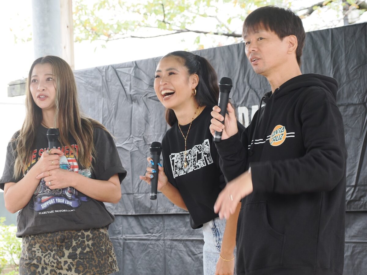 ブルースカイミーティング福井 坂井でのウィズハーレートークステージ。左から古澤恵さん、萌さん、青木タカオ。撮影:宮下豊史