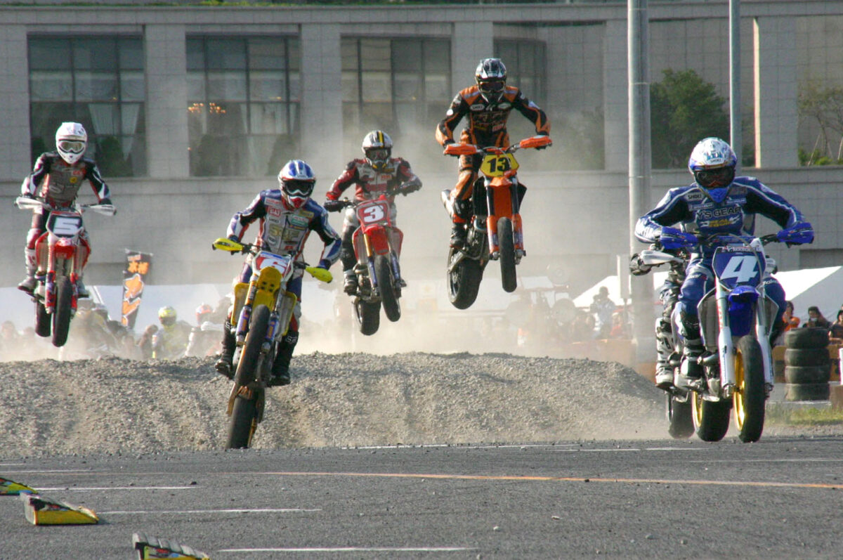 舗装路とダートセクションを織り交ぜたコースで誰が速いか？　を競うスーパーモタード。