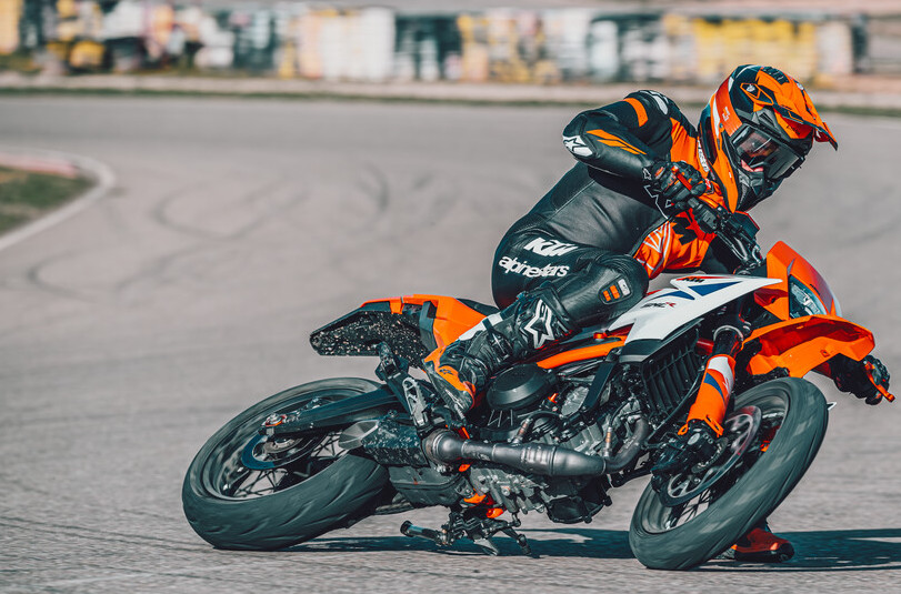 2025年8月に登場したばかりのKTM・390SMC R。エンジンはロードモデルの390デュークのエンジン。派生モデルにトレールバイクの390ENDURO、390ADVENTURE Rがある。