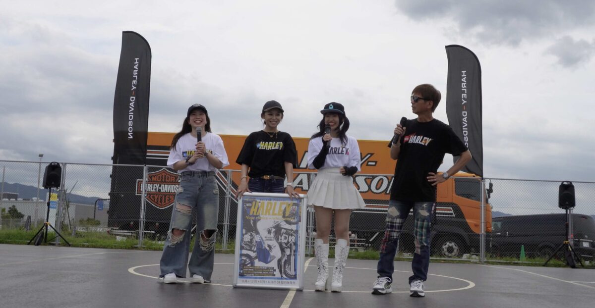 ブルースカイミーティング大阪・泉南でのウィズハーレートークステージ。左からリナさん、ユウナさん、奥沙織さん、青木タカオ。