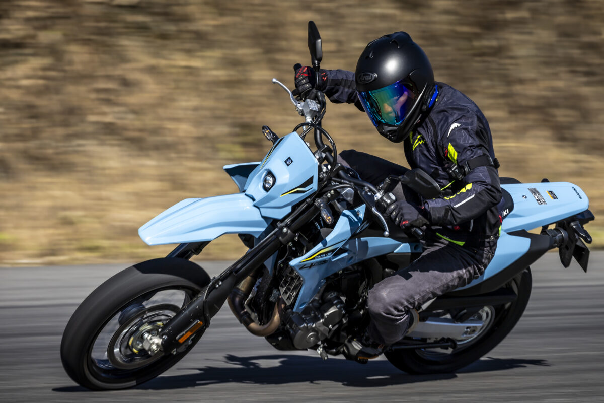 『モタードモデル』であるスズキ　DR-Z4SMを走らせる筆者の谷田貝　洋暁。DR-Z4SMのメディア向け試乗会はサーキットで行われ、その高いポテンシャルを味わった！