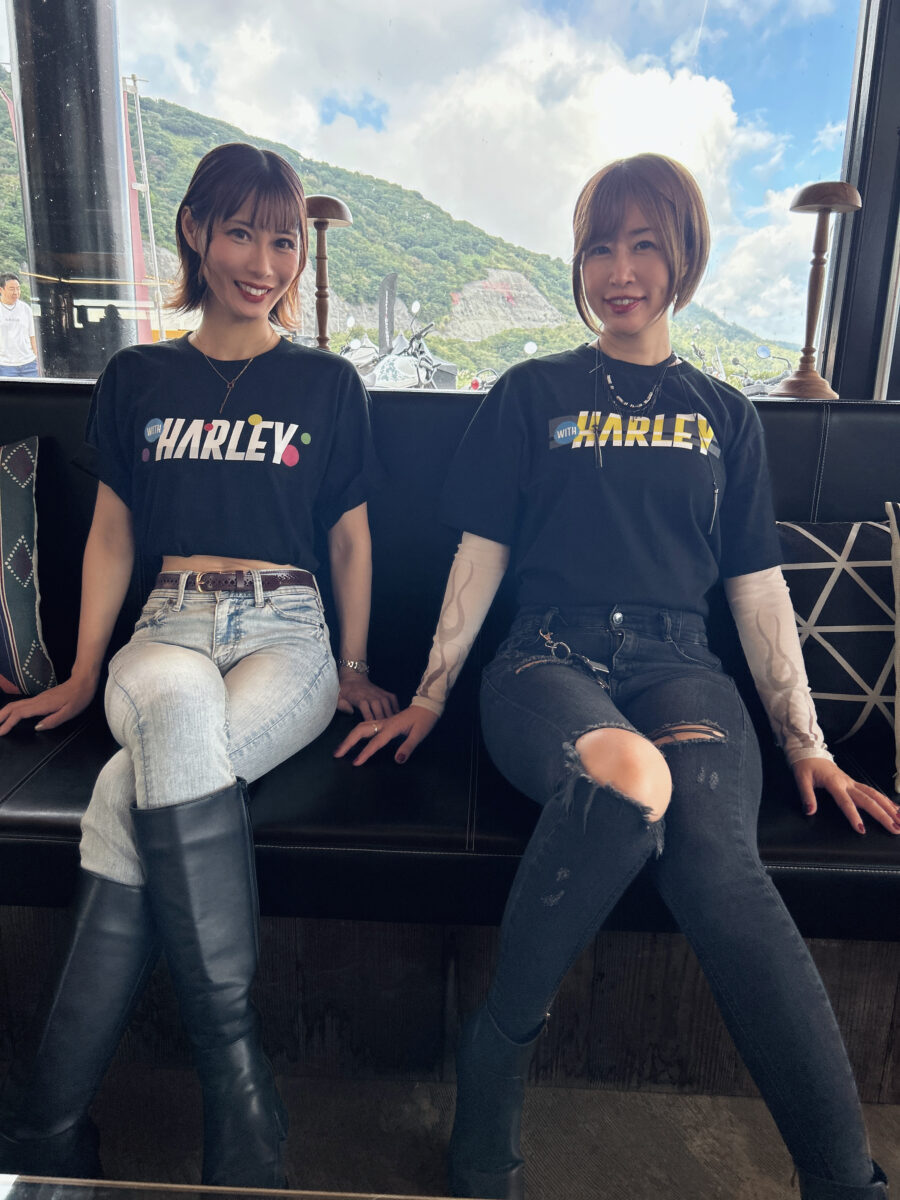 スポーツスターからビッグツインに乗り換えるタイミングがほぼ同時期になったMEGUMIさん(写真左)と秋田ライダーえむちゃん。