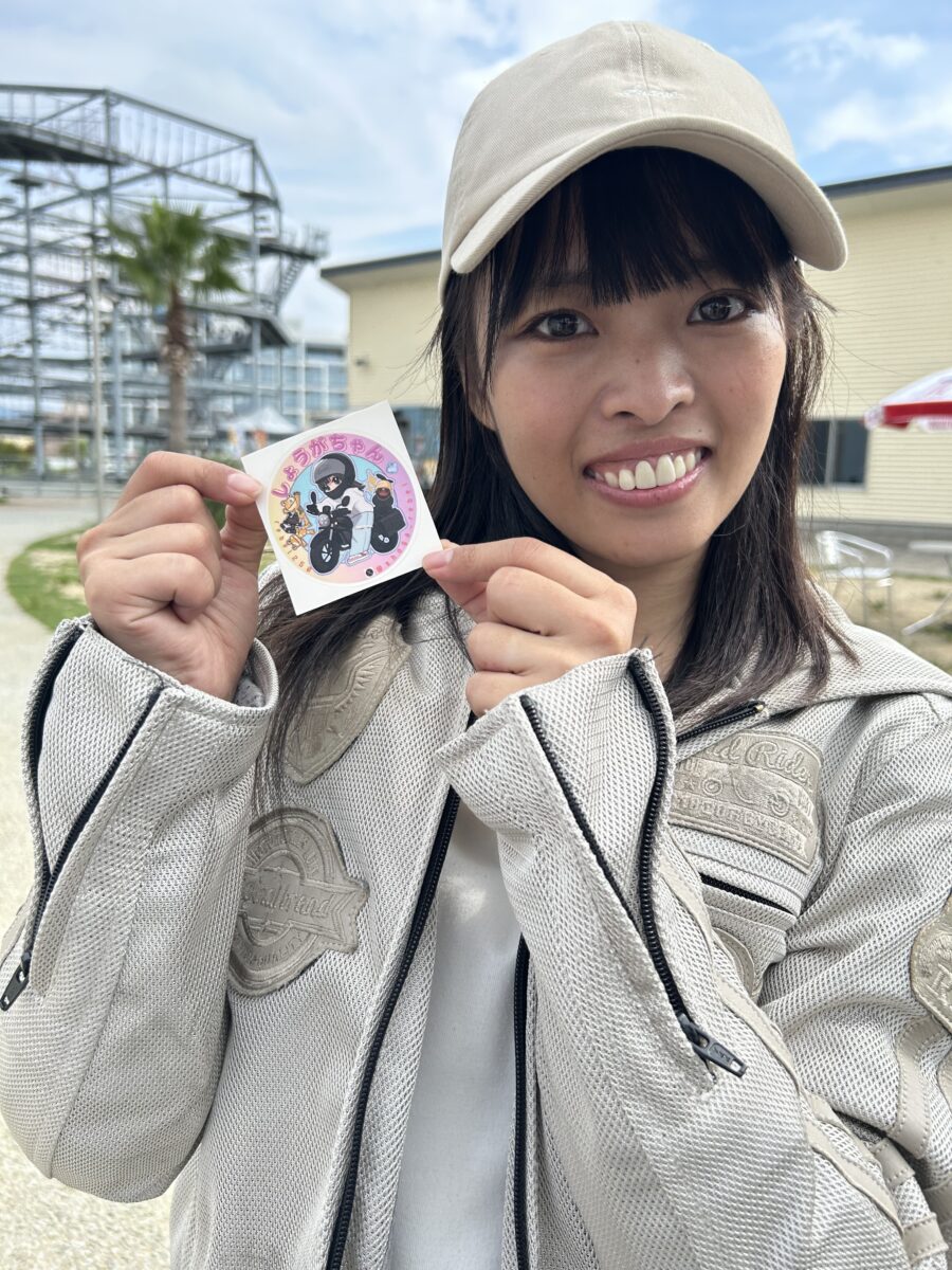 人気インスタグラマーのしょうがちゃん。ステッカーをいただきました!