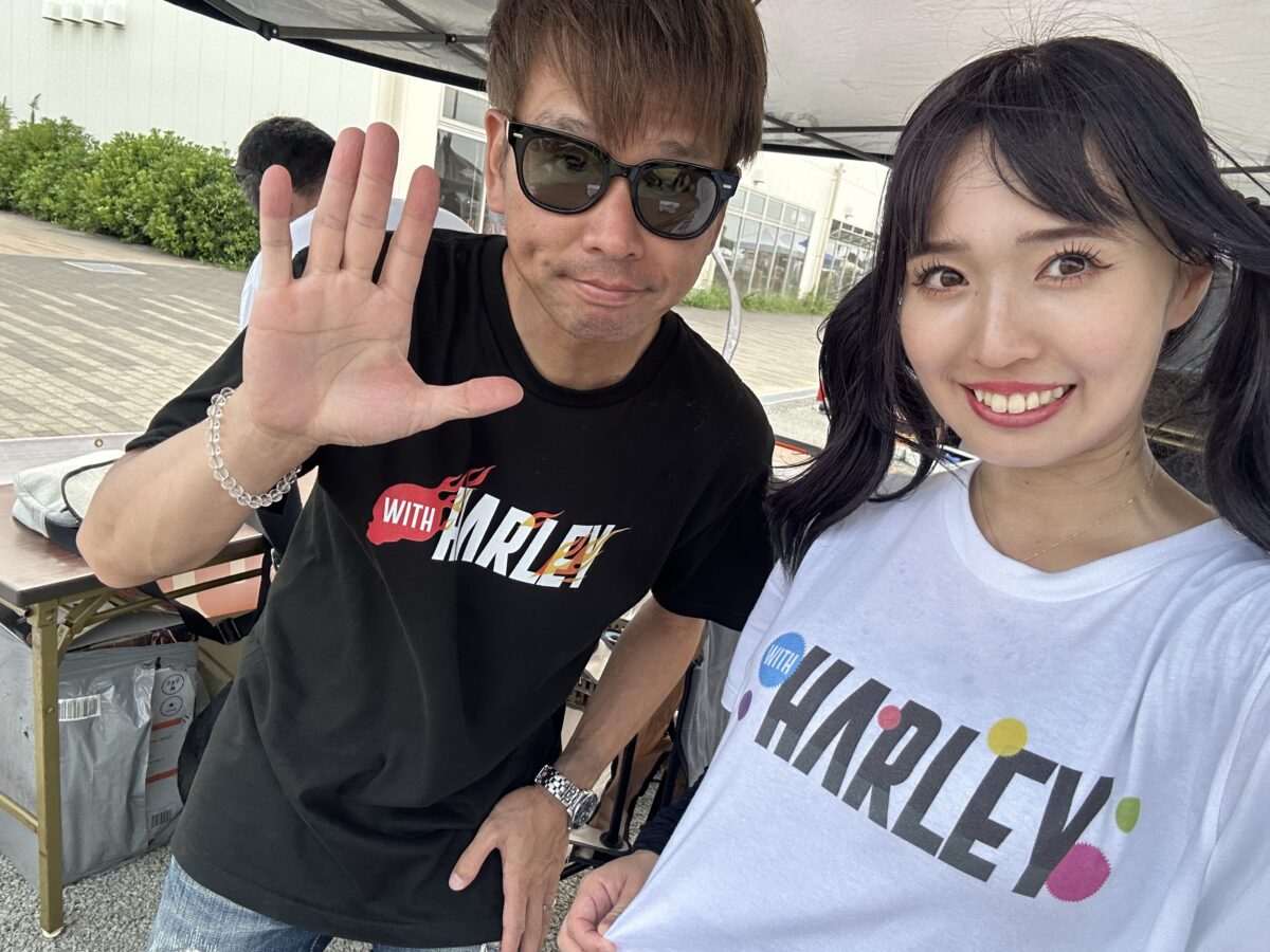 ハーレーのイベントには初めて参加した奥沙織(おくさおり)さん。酷暑の中、誌面と動画の撮影に全力でご協力いただいた。