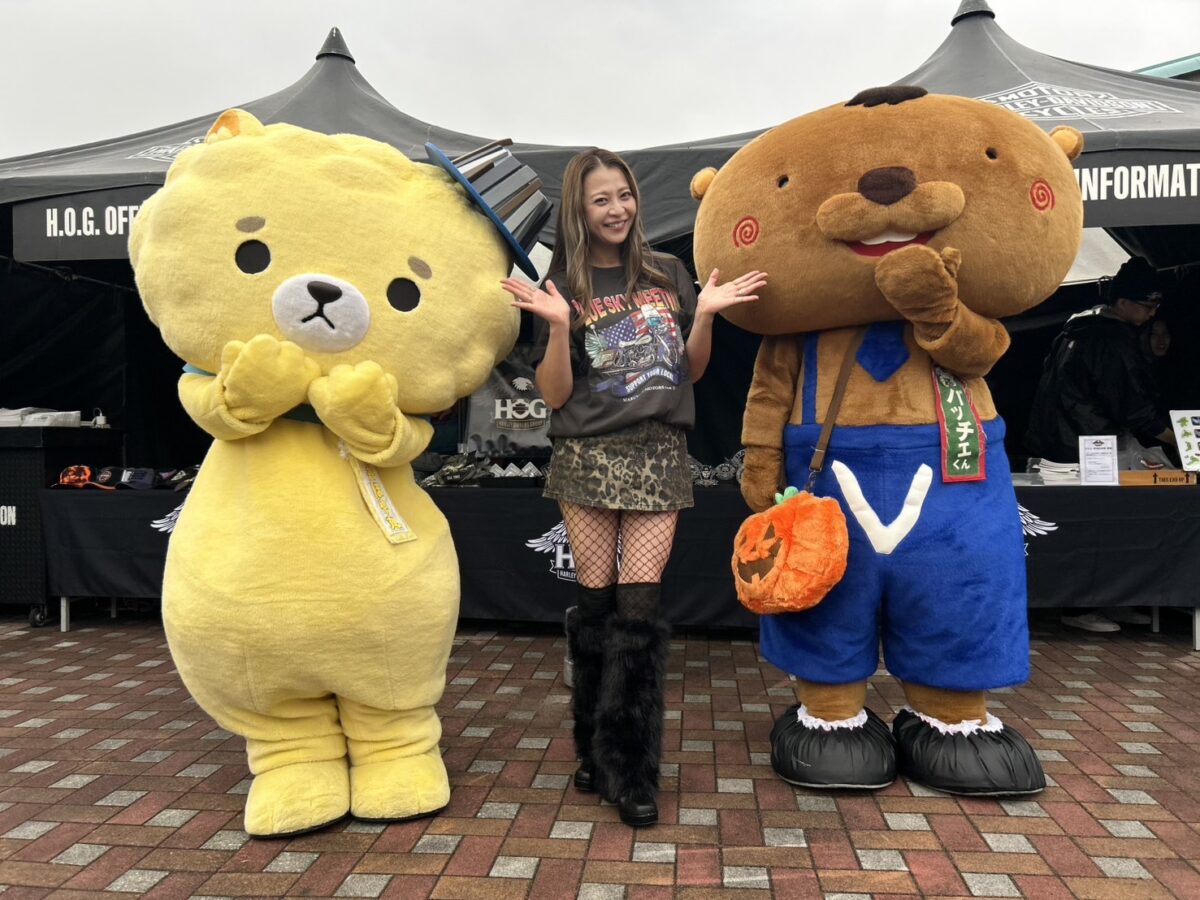 写真左は坂井ほや丸。坂井市公式キャラで、ゆるキャラGP2年連続自治体キャラ1位を獲得した超人気者です。右は滋賀県彦根市にあるビバシティ彦根専門店街のマスコットキャラクターのビバッチェくん。かわいいスリーショットを撮り逃すまいと、イベント会場のファンたちは一斉にカメラを向けました。