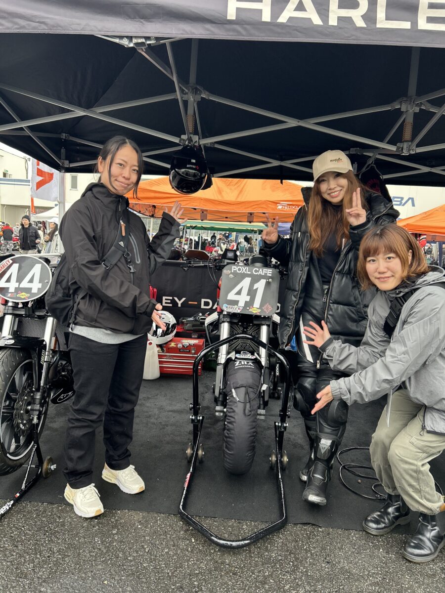 筑波サーキットにてサンデーレースに出場したサーキット女子のポポさん(写真中央)。仲間たちが強力にバックアップしてくれた。