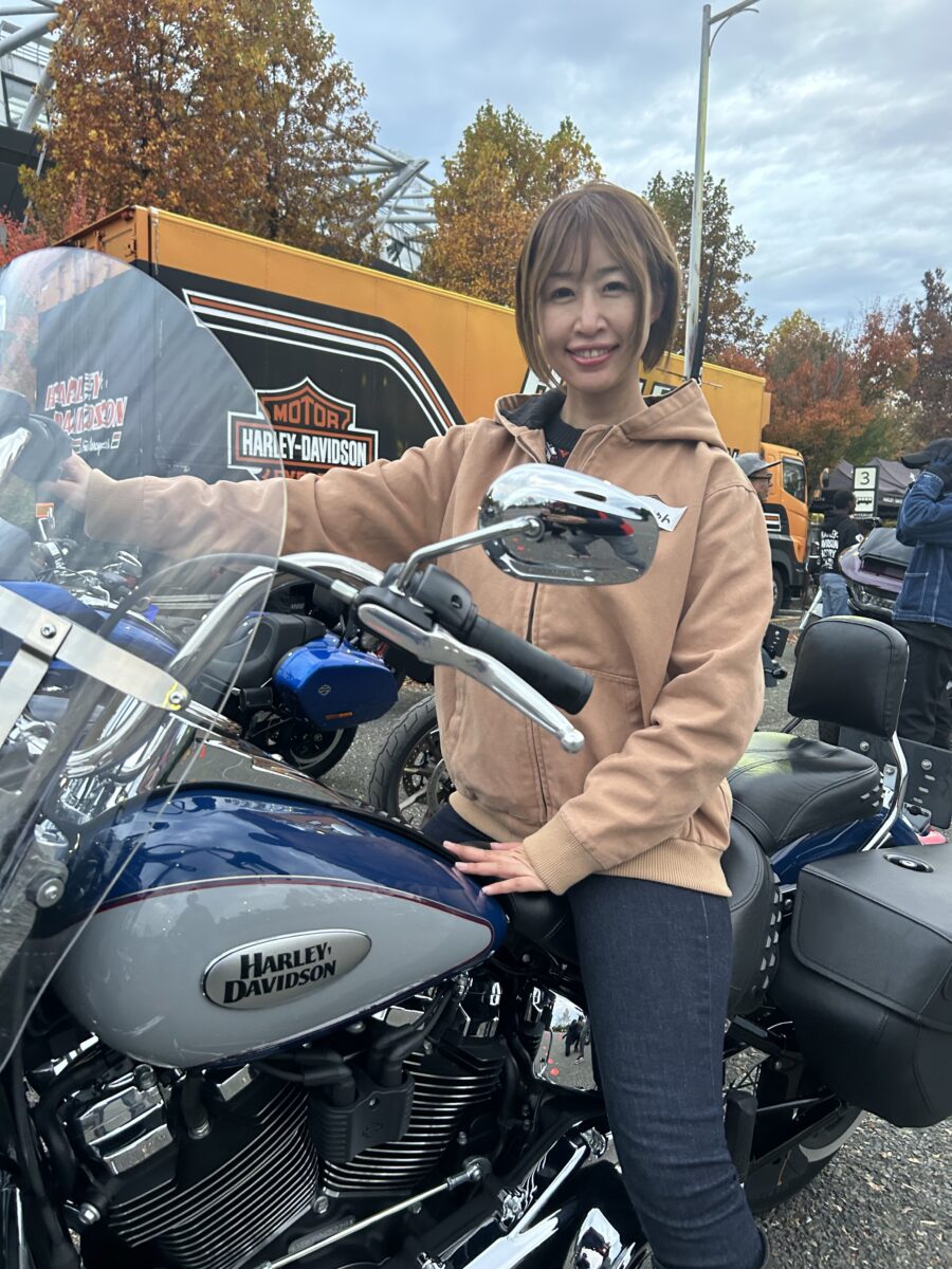 スポーツスターからヘリテージクラシックに乗り換えた秋田ライダーえむちゃん。ライディングスクール参加時は、同機種をお借りした。