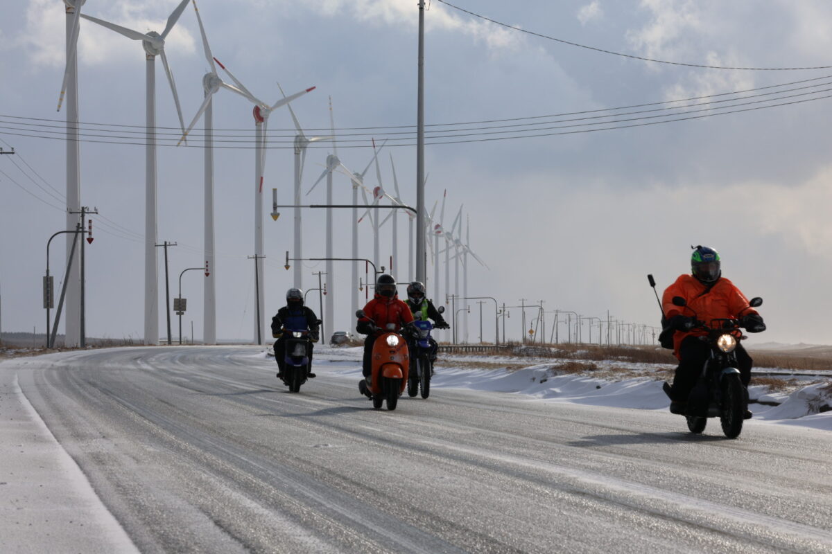 今回の旅はバイク５台、車1台の６人編成。良い感じの雪道を探しながら北上します！
