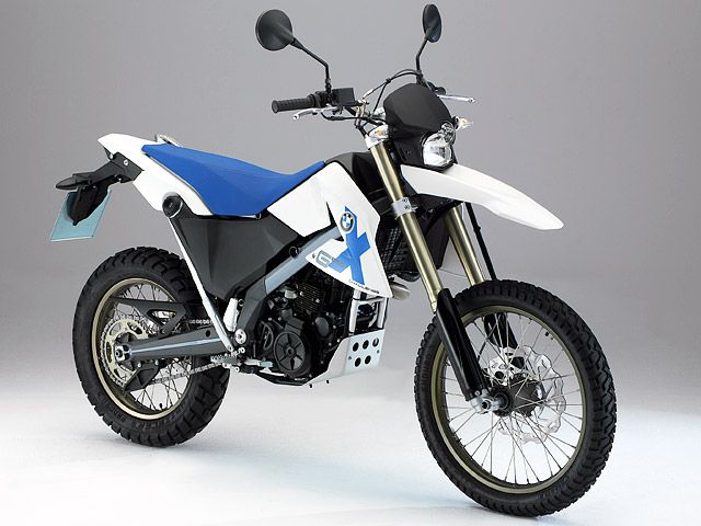 BMWは2000年代に652ccの単気筒エンジンを搭載したG650Xシリーズを展開。写真はビッグシングルらしい鼓動感と地面をかきむしる強烈トルクを持ったG650Xchallenge（クロスチャレンジ）。この他にモタードモデルのG650Xmoto（クロスモト）、スクランブラータイプのG650Xcountry（クロスカントリー）があった。