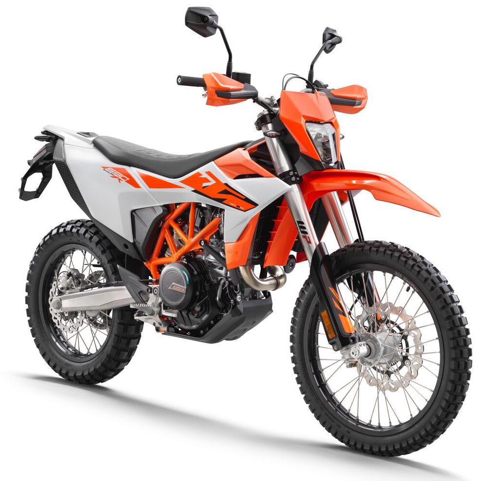 692.7ccの単気筒エンジンをKTMが得意とするトラスフレームに搭載した690エンデューロRは現行モデルでは数少ない『ビックオフ』の選択肢。しっかりオフロードバイクとして作られたしなやかなトラスフレームのおかげで車格の割に意外なほど悪路での走破性が高い。