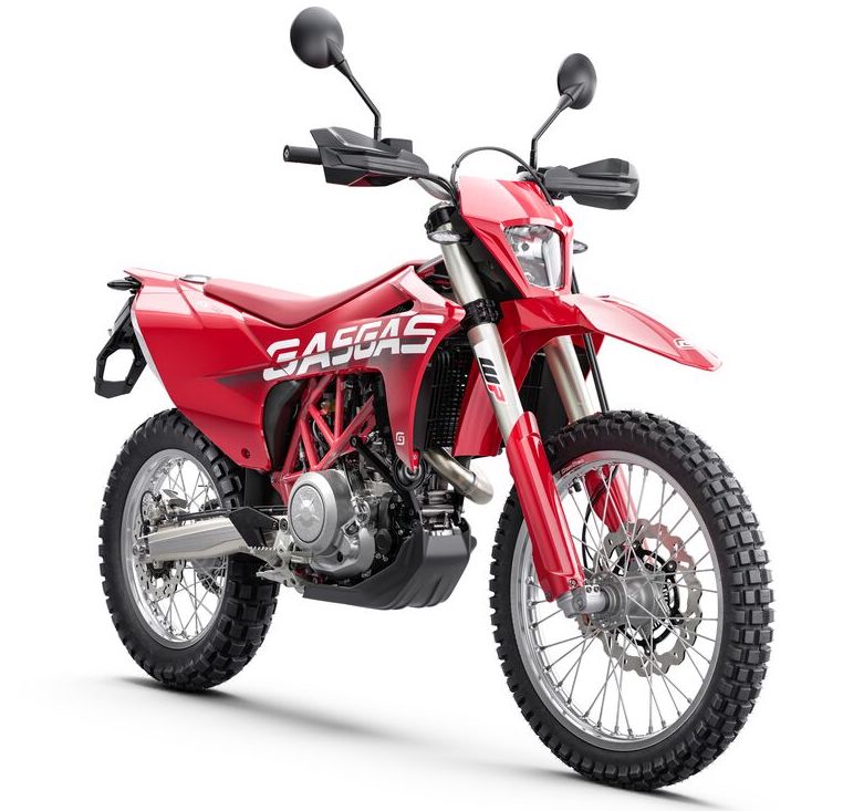 ガスガスも現在はKTM傘下であり、ハスクバーナの701エンデューロ同様、ES700もKTM・690エンデューロRがベースとなっている。給油口がシートの後ろにある特徴的な構成も一緒だ。シート高は935mm。