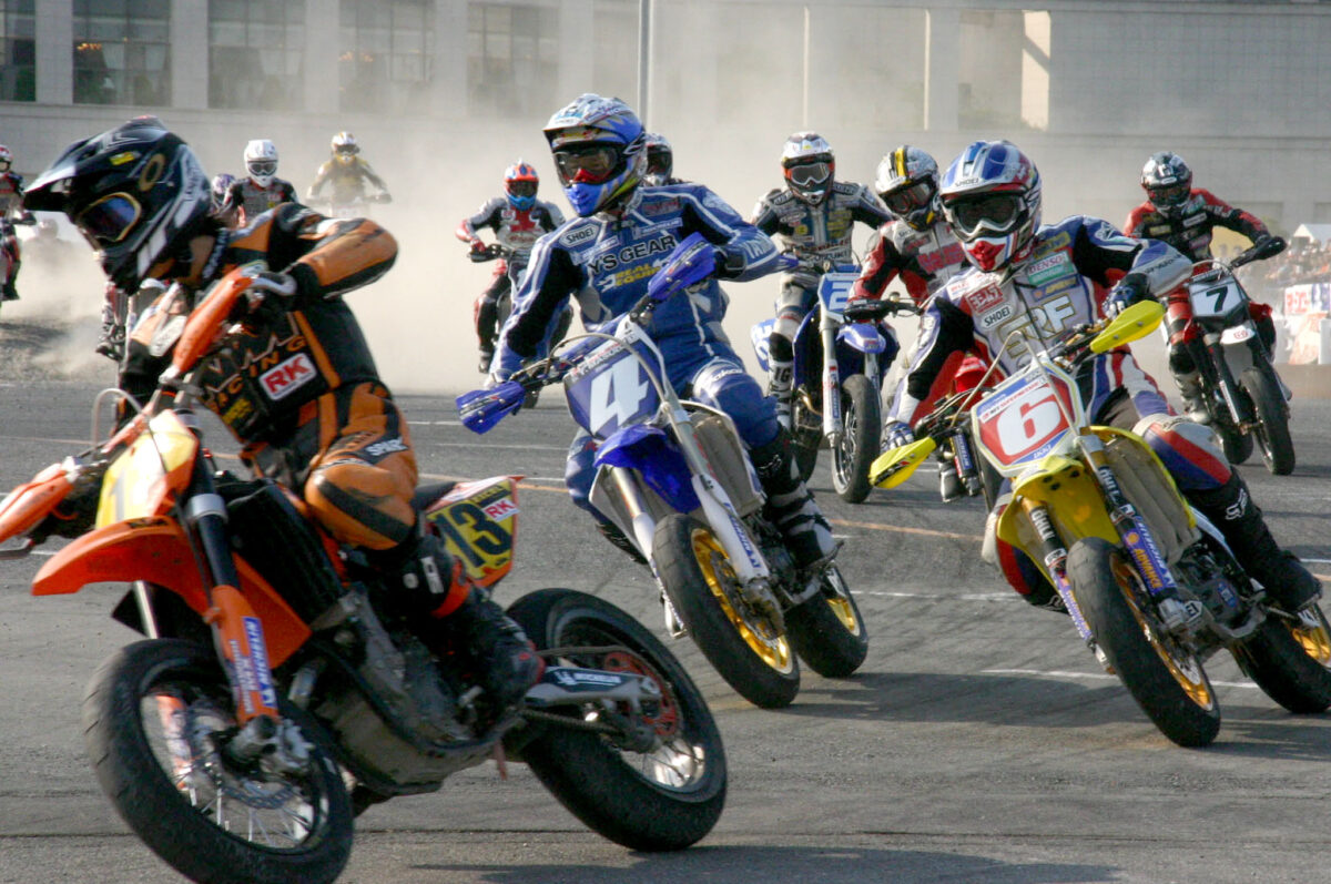 スーパーモタードを走るレーサーは、モトクロッサーなどの競技モデルをベースに前後17インチホイールを履かせ、オンロードとオフロードが走れるよう専用のタイヤを装着。よくタイヤを見てみると純然たるロードレース用タイヤではなく、ダート路面にグリップするようトレッドパターンが切られているのがわかる。