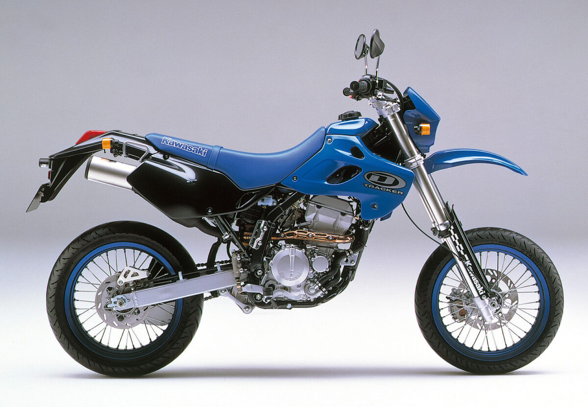 1998年　カワサキはKLX250ベースに『モタードモデル』化したD-TRACKERを発売。このD-TRACKERが日本国内における『モタードモデル』の先駆けとなった。