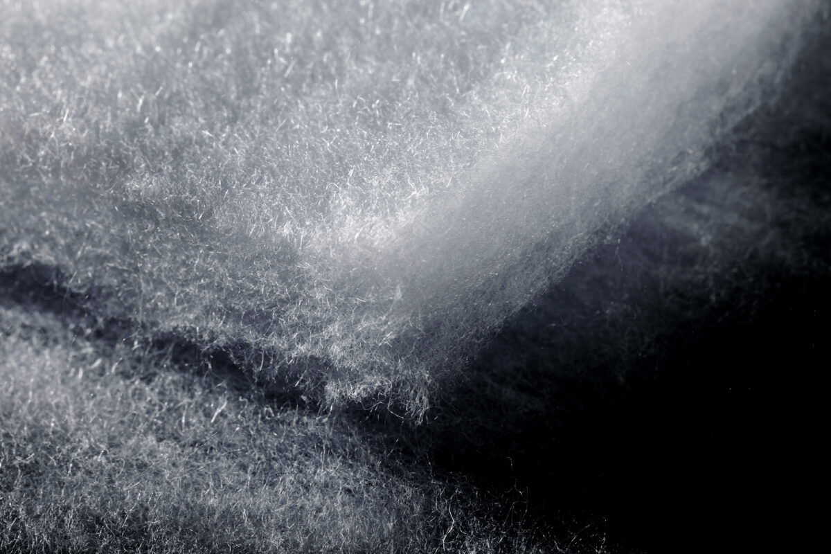 ラフアンドロードが厳冬期用ライディングウエアで採用するプリマロフトも『人工羽毛』の一種。ダウンは水鳥の羽毛を使う天然素材であるのに対し、『人工羽毛』は極細の化繊素材（ポリエステルなど）で綿を作りデッドエアを確保。