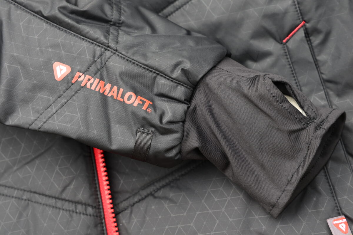 バイク用のライディングウエアとしては、シンサレート（米・3M社）やプリマロフト（米・プリマロフト社）とった『人工羽毛』素材を見かける。写真はラフアンドロード製『RR7995　WGプリマロフト®チタンインナージャケットカフ付き』で、インナーウエアとしては意外と薄手なのがわかる。
