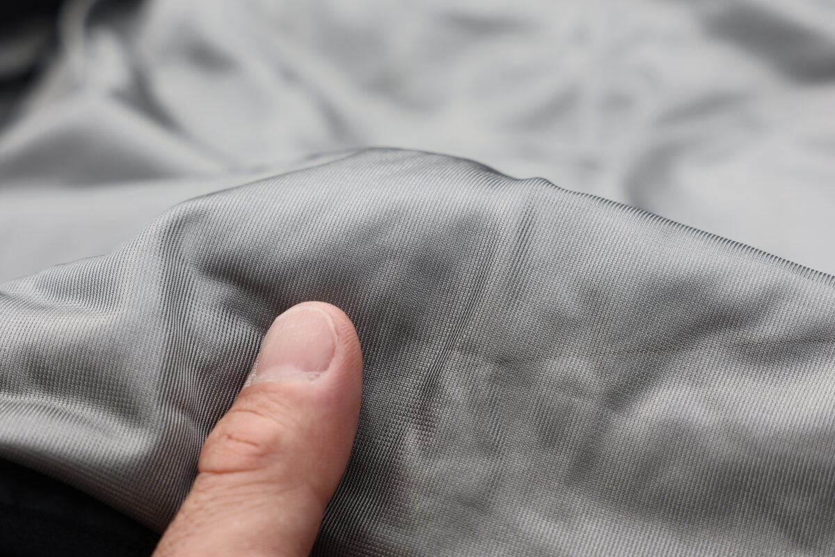 ラフアンドロード製『RR7995　WGプリマロフト®チタンインナージャケットカフ付き』は、『人工羽毛』だけでなく、その名のとおり裏地にチタンを蒸着させて熱の反射力をアップ！！　ラフアンドロード製アイテムの中でも“最も暖かいインナー”という触れ込みだ。