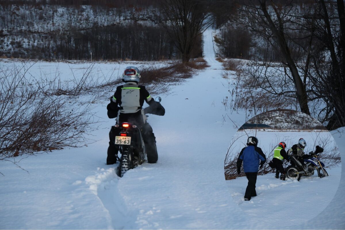 良さげな雪溜まりを見つけて突入！　からの押し引きラッセル、なんてことをやっているとすぐにウエアを脱ぎたくなる……くらい『人工羽毛』は暖かいのだ。