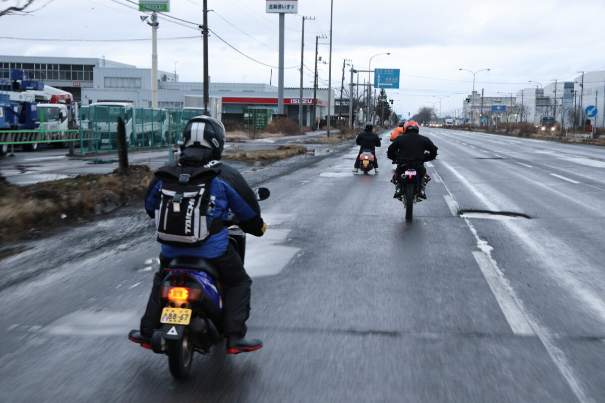 12月29日、30日はなんと雨に見舞われた今回の“年越し宗谷岬アタック”。雨はもちろん、水ハネも酷くて、ブーツからウエアまでしっかりずぶ濡れ。凍傷になりたくないので、交換できるものは濡れたそばから交換し、宿では全力でギヤを乾かした。