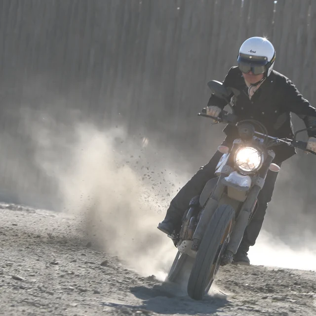 『スクランブラー』のジャンルに新風を吹き込んだ、ドゥカティのScrambler Desert Sledを走らせる筆者・谷田貝　洋暁。補強されたフレーム、大きめの19インチフロントホイールなど、しっかりダートを楽しむ性能が盛り込まれていた。