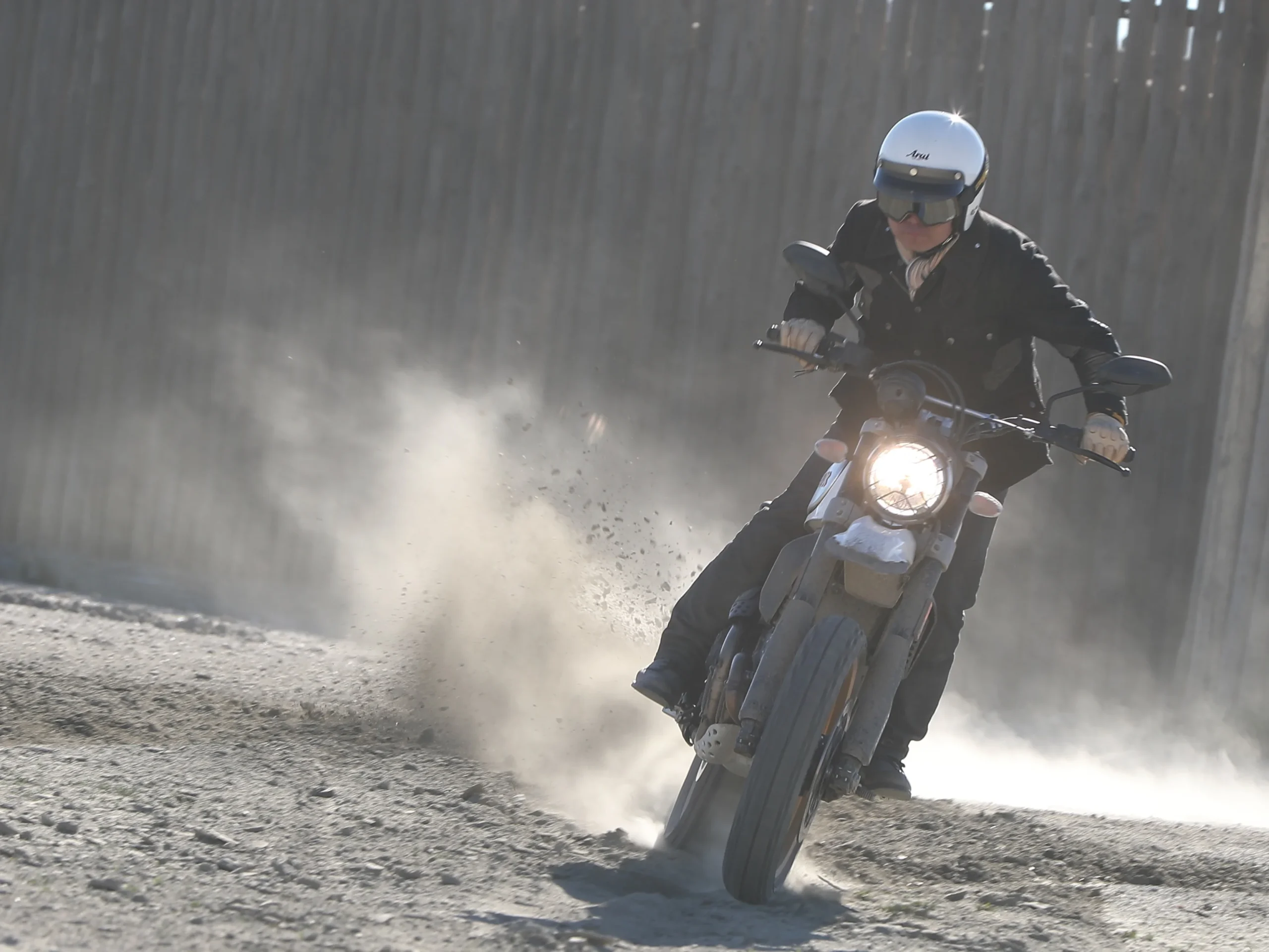 『スクランブラー』のジャンルに新風を吹き込んだ、ドゥカティのScrambler Desert Sledを走らせる筆者・谷田貝　洋暁。補強されたフレーム、大きめの19インチフロントホイールなど、しっかりダートを楽しむ性能が盛り込まれていた。